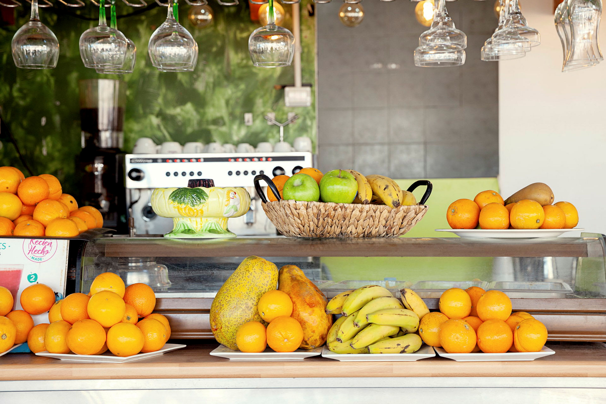 Fruktoppsett med appelsiner, bananer og epler på en benkeplate. (AI-generert tekst)