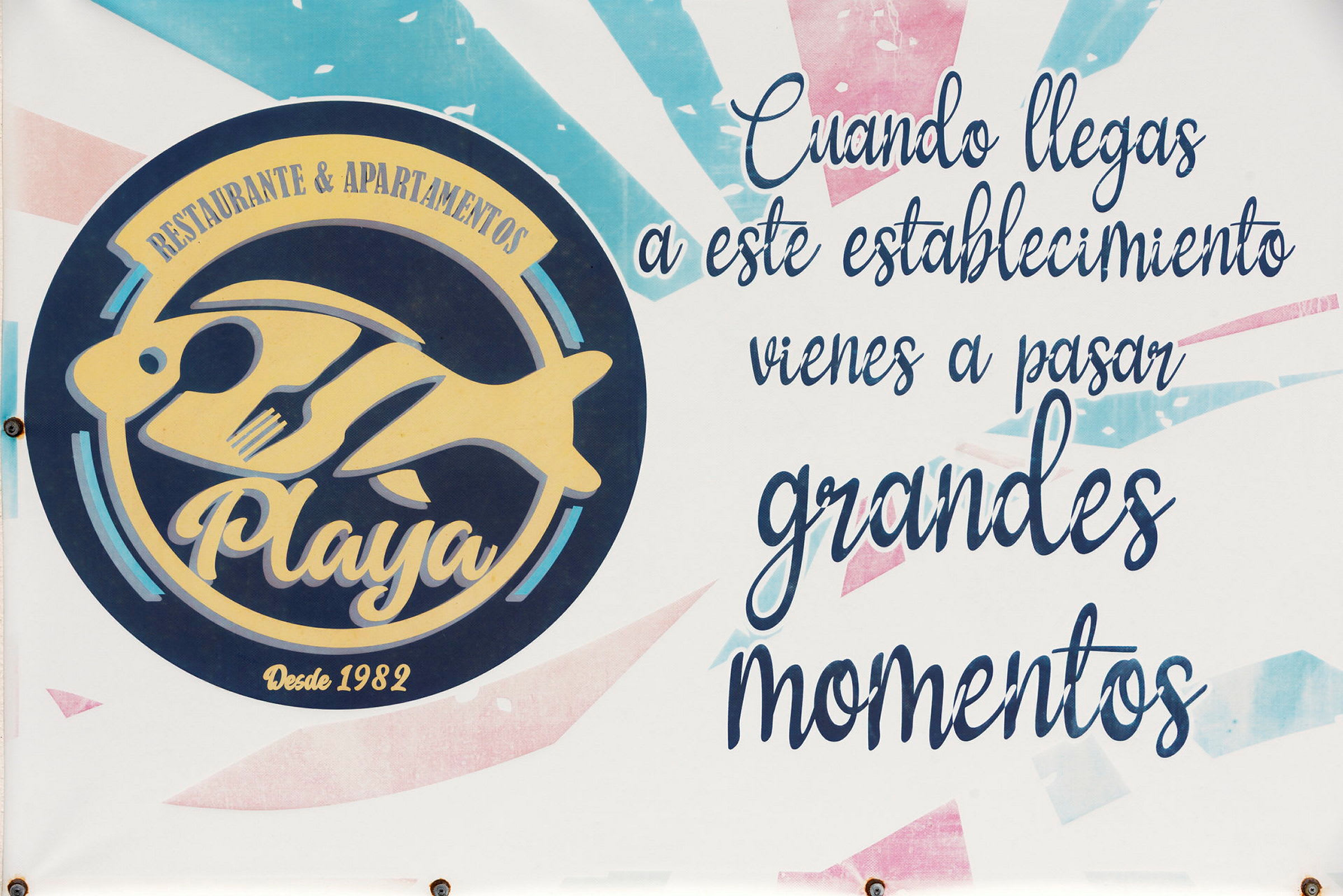 Skilt for Restaurant Playa med teksten 'Når du kommer til denne virksomheten vil du oppleve store øyeblikk'. (AI-generert tekst)