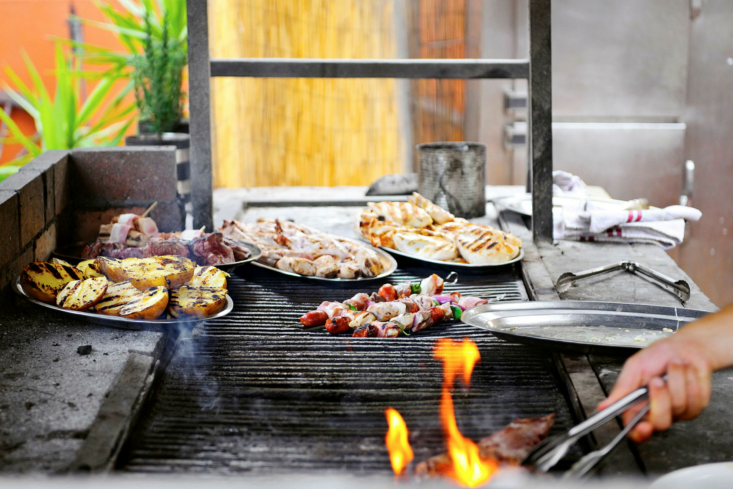 Grill med forskjellige retter på fat og spyd. (AI-generert tekst)
