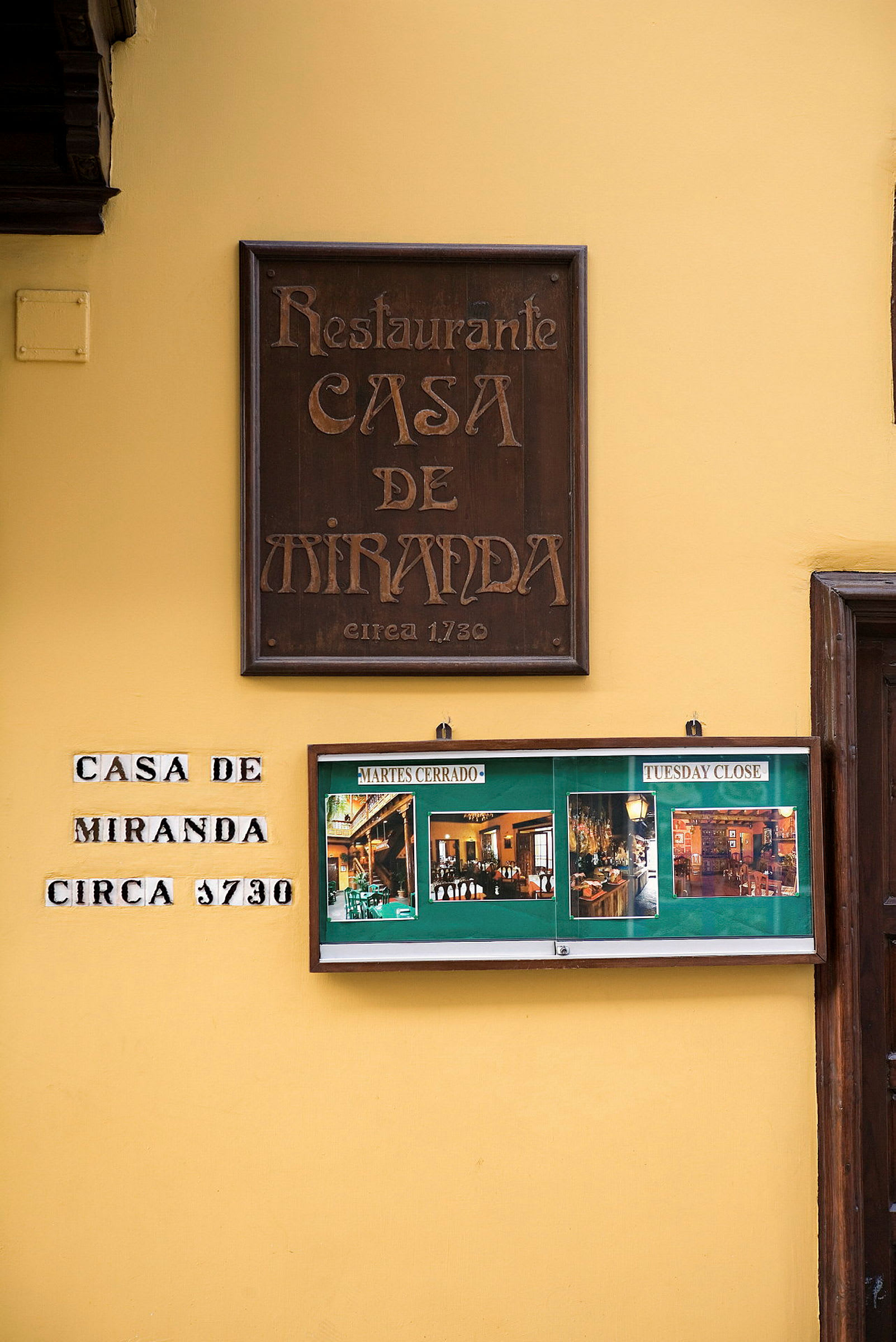 Gul vegg med skilt for restauranten "Casa de Miranda" og interiørbilder. (AI-generert tekst)