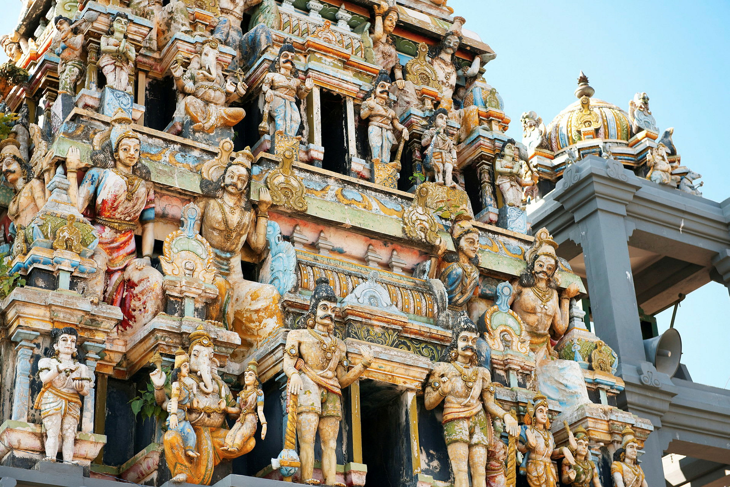 Detaljert skulpturutsmykket fasade av et hinduistisk tempel. (AI-generert tekst)