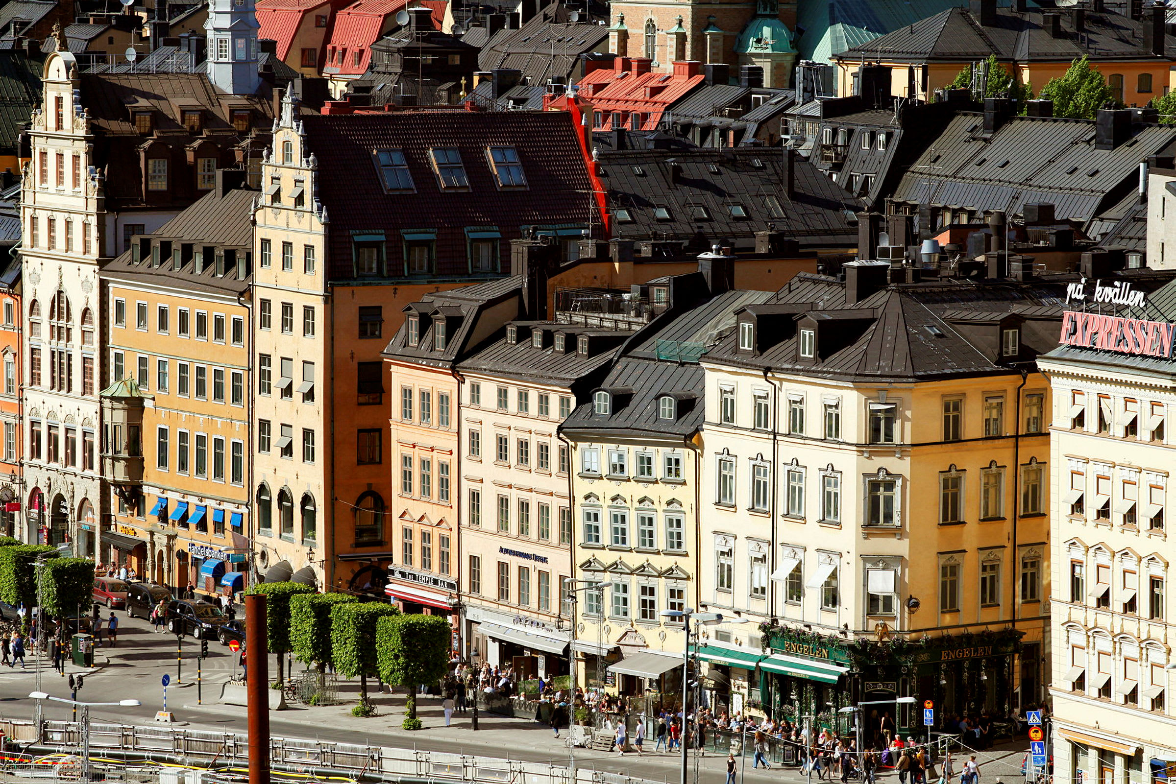 Flere fargerike bygninger med eldre arkitektur i bymiljø. (AI-generert tekst)