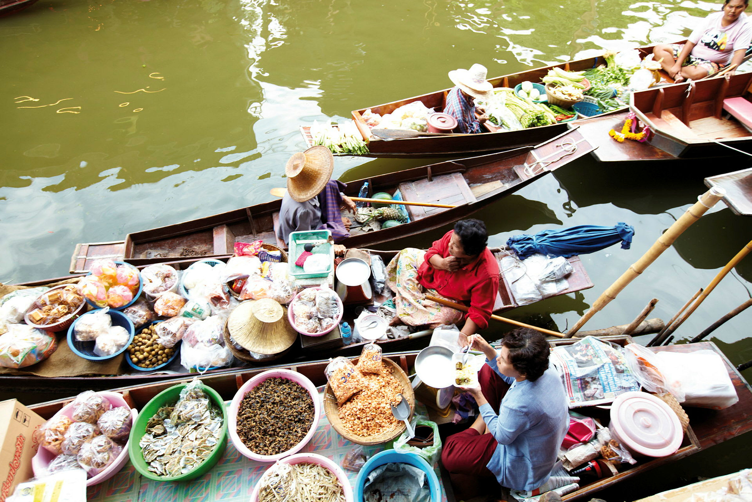 Båter med varer på Damnoen Saduak Floating Market