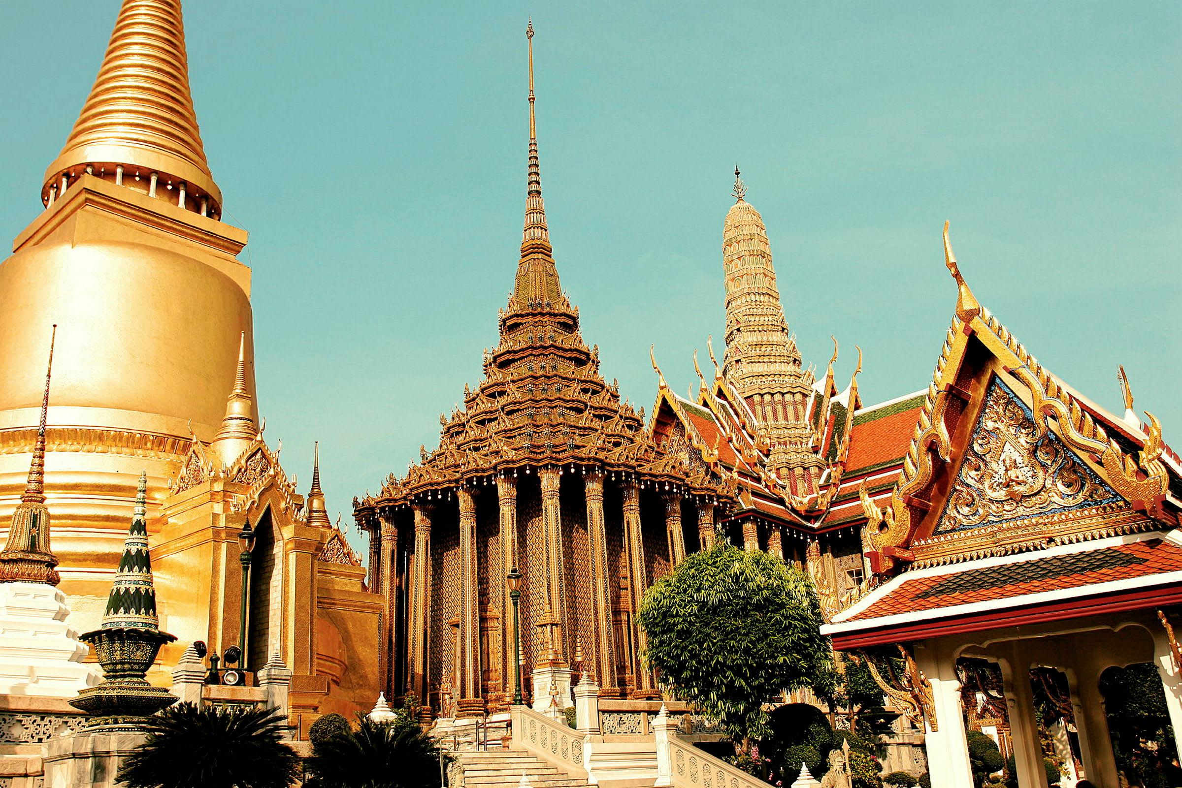 Bilde av en thailandsk tempelstruktur med detaljerte dekorasjoner og gyldne spir. (AI-generert tekst)