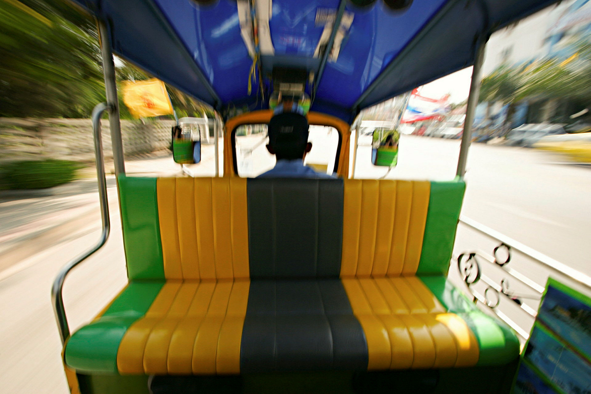 Seter og interiøret på innsiden av en tuk-tuk sett bakfra. (AI-generert tekst)
