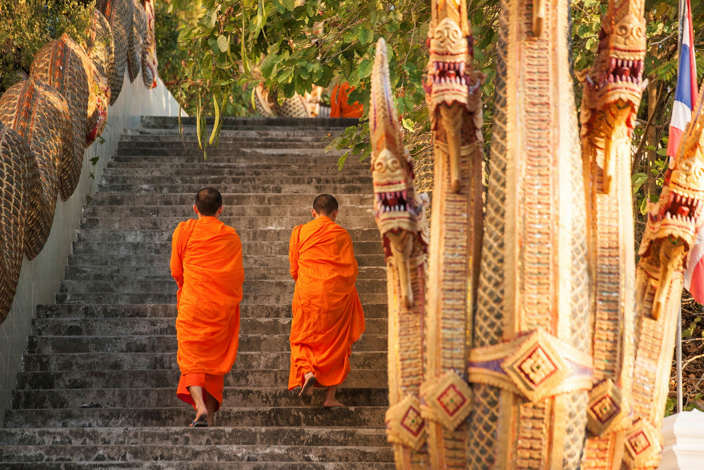 Munker på vei opp til Wat Doi Suthep i Chiang Mai
