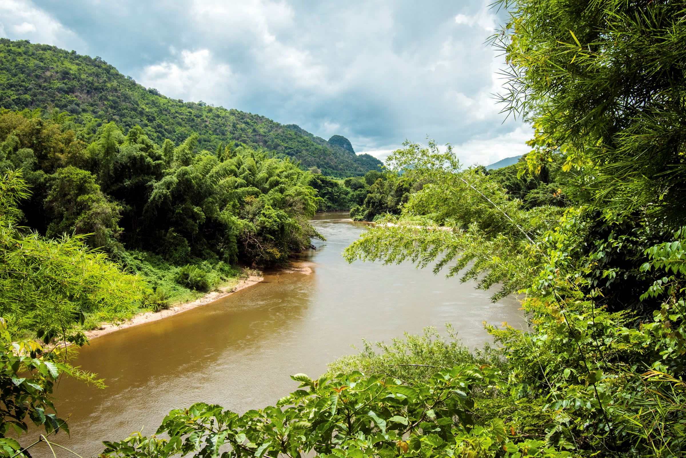 Frodig rundt River Kwai i Kanchanaburi