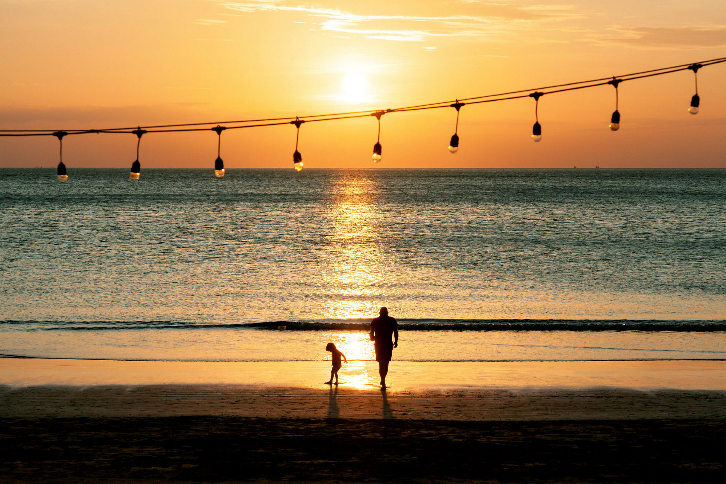 To personer på en strand ved solnedgang. (AI-generert tekst)