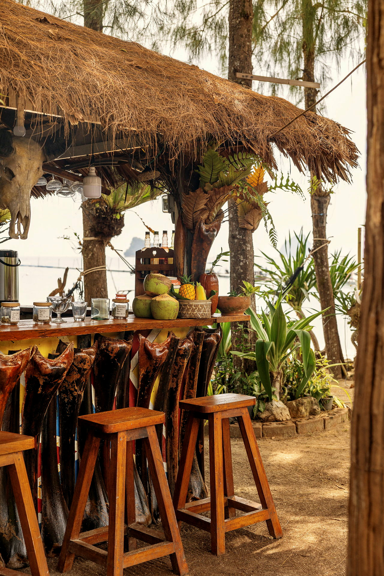 En strandbar med trestoler og tropisk dekor. (AI-generert tekst)