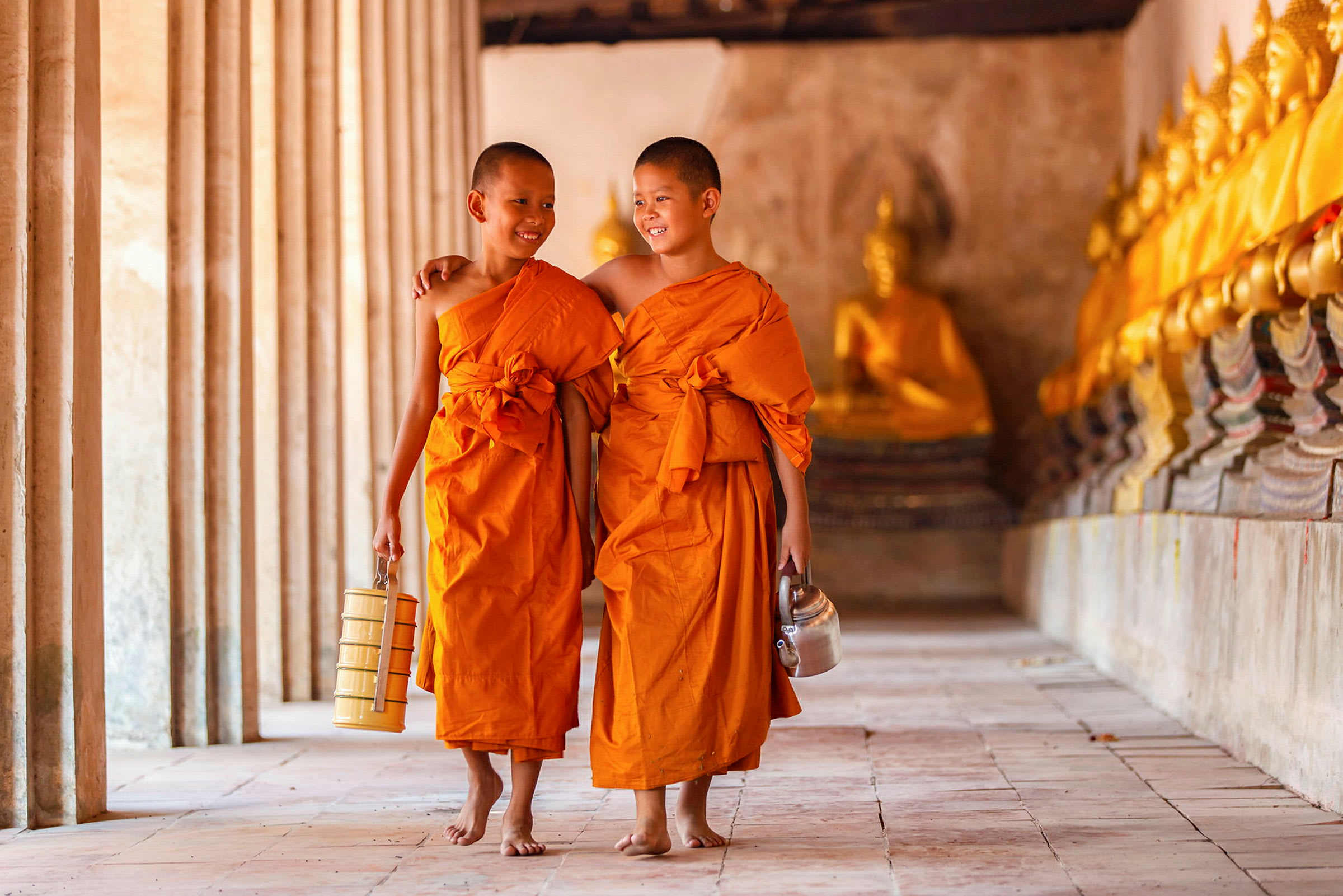 Unge munker i tempel i Ayutthaya