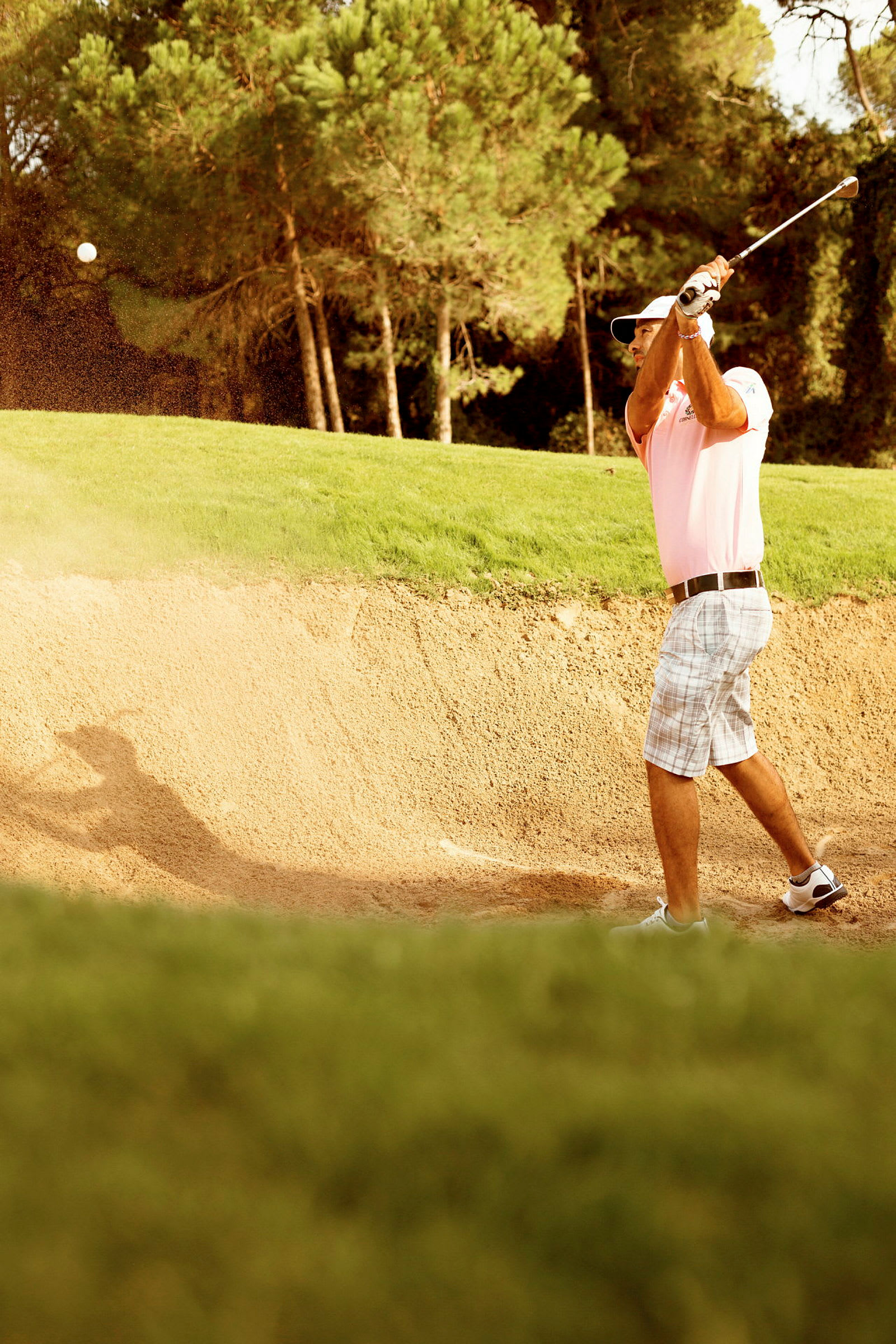 Person spiller golf fra en sandbunker. (AI-generert tekst)