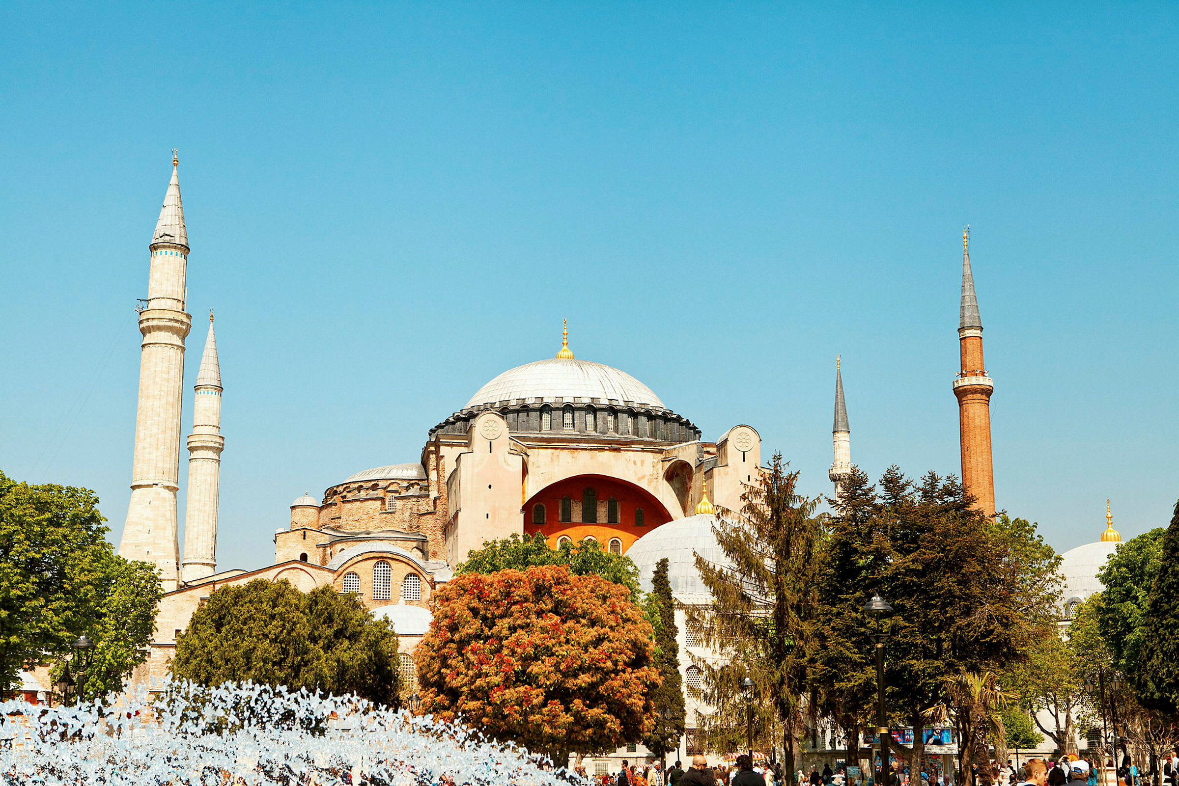 Hagia Sofia med dens minareter og grøntområde foran bygningen. (AI-generert tekst)