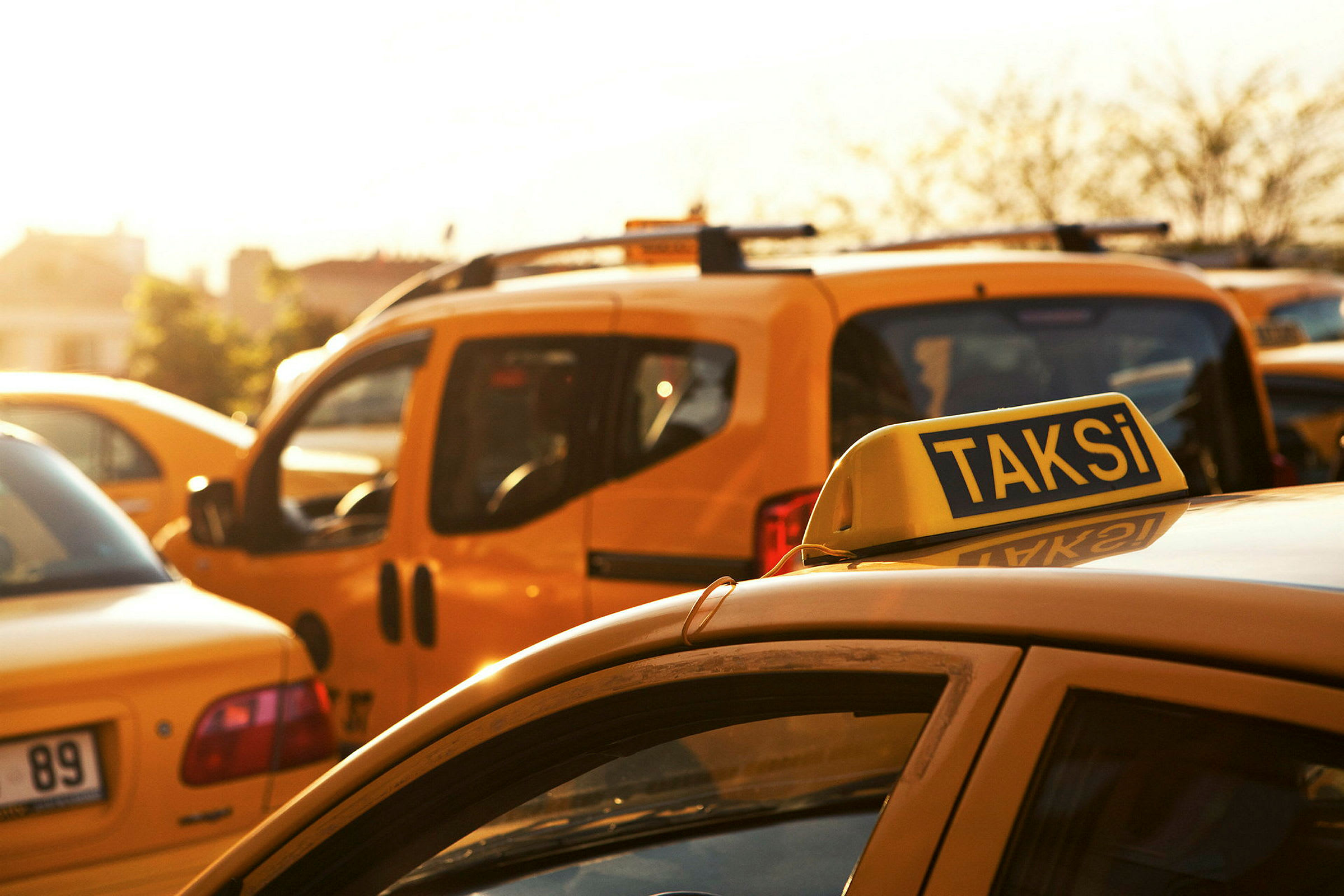 Gule taxier i solnedgangen. (AI-generert tekst)