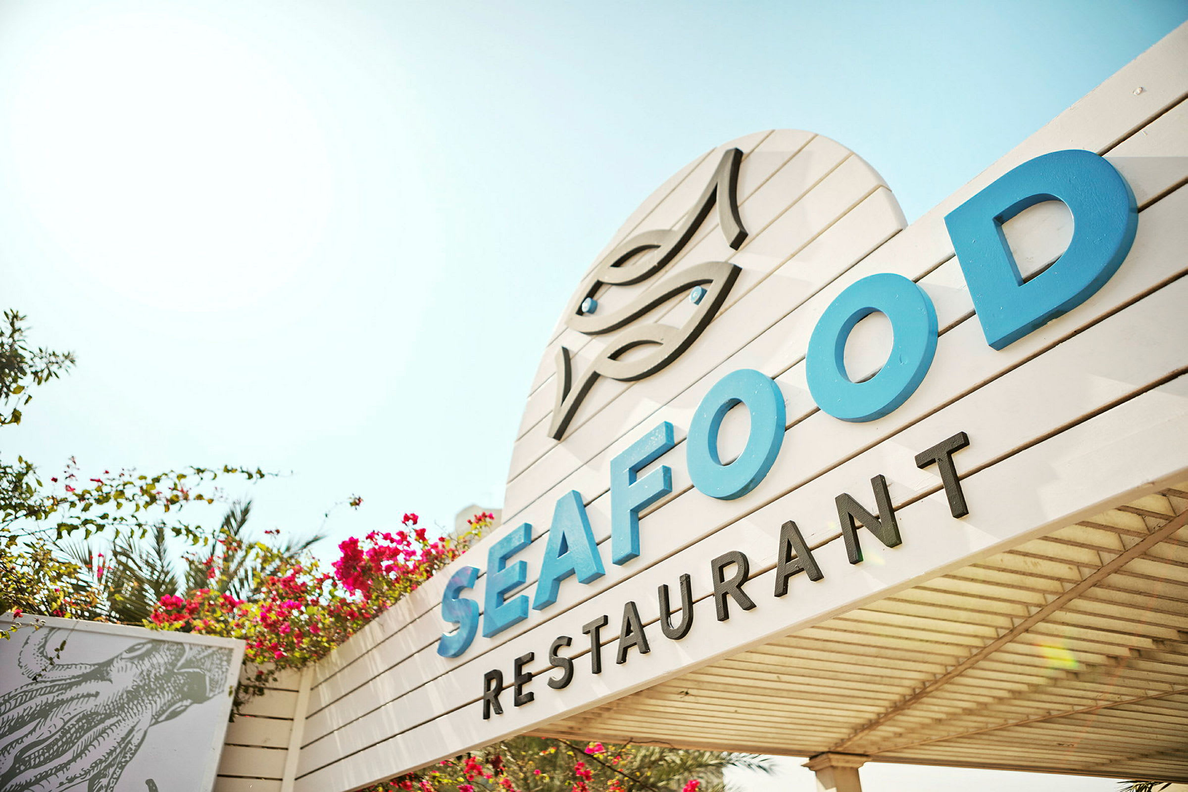 Skilt til en restaurant med teksten Seafood. (AI-generert tekst)
