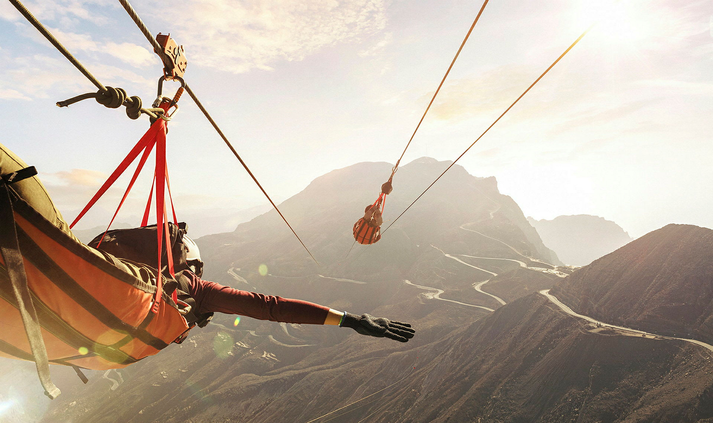 Person som kjører zipline over fjellandskap. (AI-generert tekst)