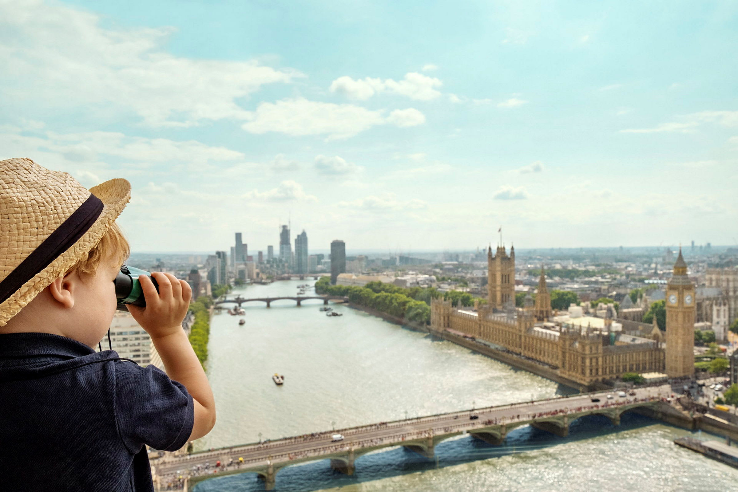 Barn med hatt ser gjennom en kikkert over London med Houses of Parliament og Themsen. (AI-generert tekst)