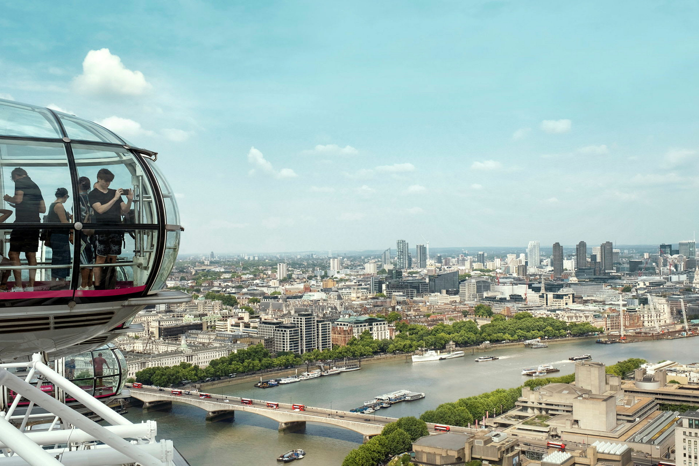 Utsikt over London fra en kapsel på London Eye, med Themsen og bylandskap i bakgrunnen. (AI-generert tekst)