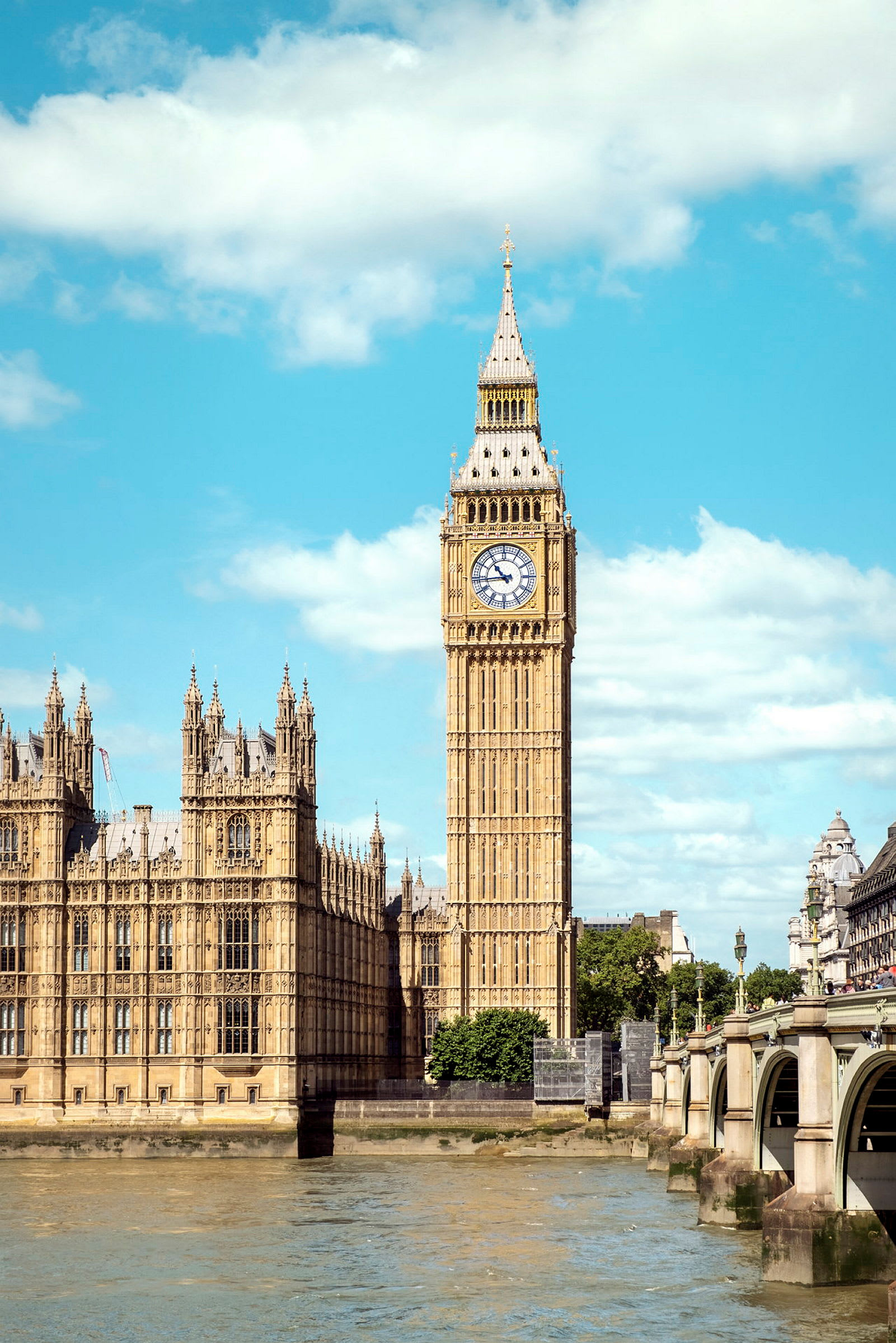 Big Ben og Westminster-palasset ved elven Thames i London. (AI-generert tekst)
