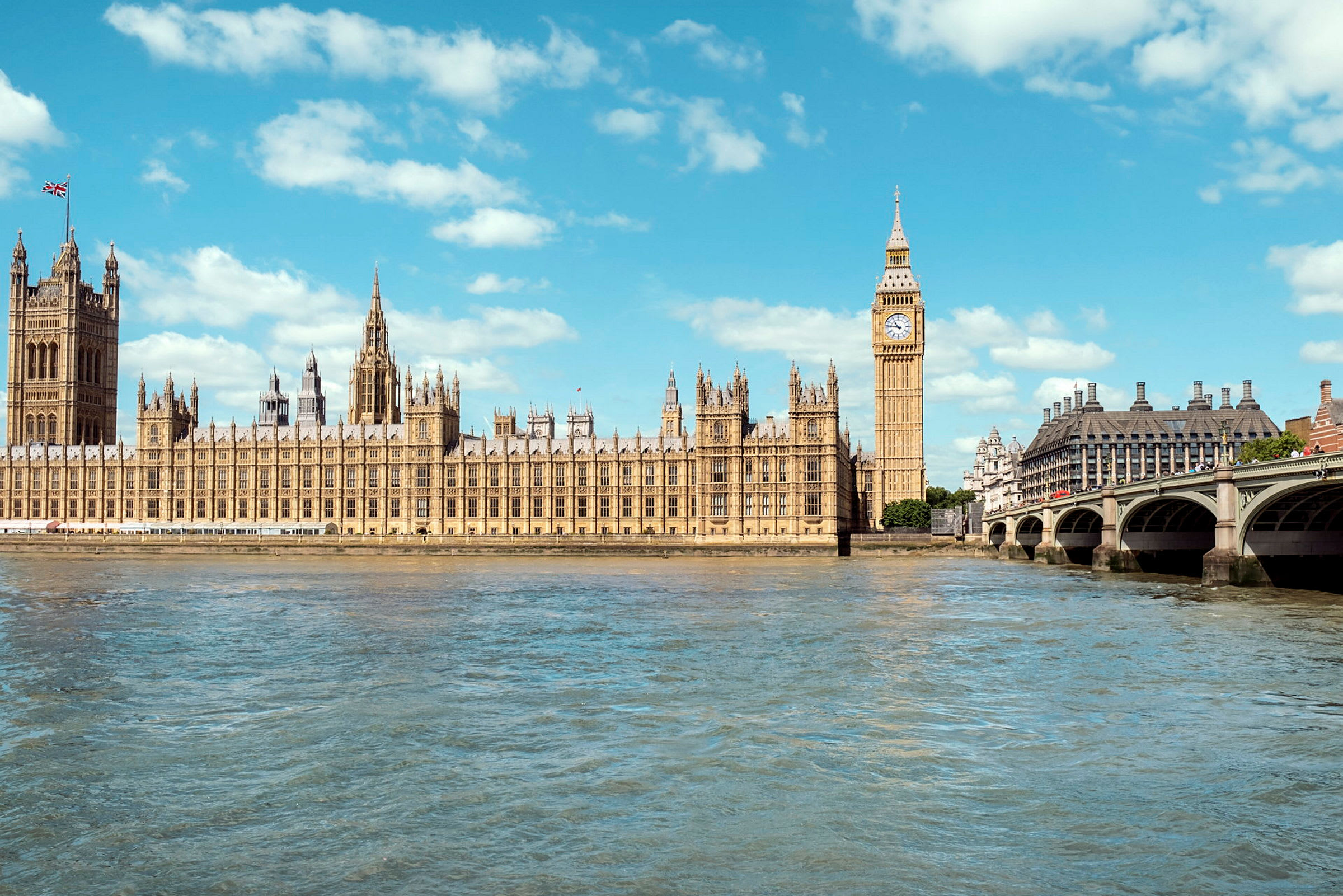Bilde av Big Ben og Houses of Parliament i London, med elven Themsen i forgrunnen. (AI-generert tekst)