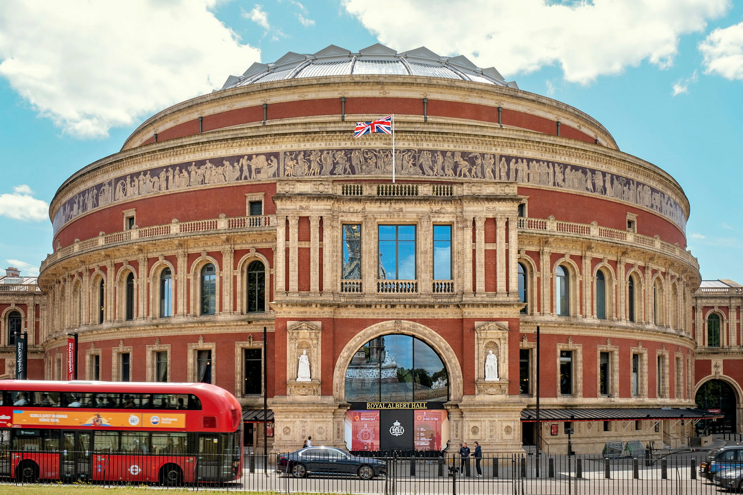 Et bilde av Royal Albert Hall i London, med en rød buss i forgrunnen. (AI-generert tekst)
