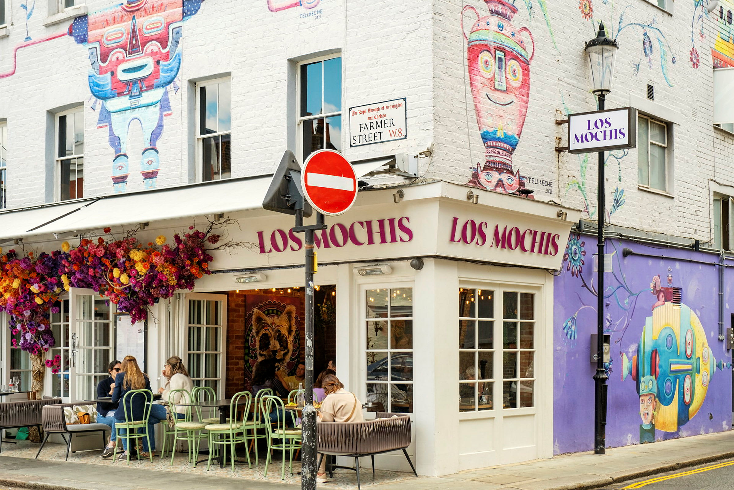Restaurant med navnet Los Mochis, dekorert med fargerike veggmalerier og blomster. (AI-generert tekst)