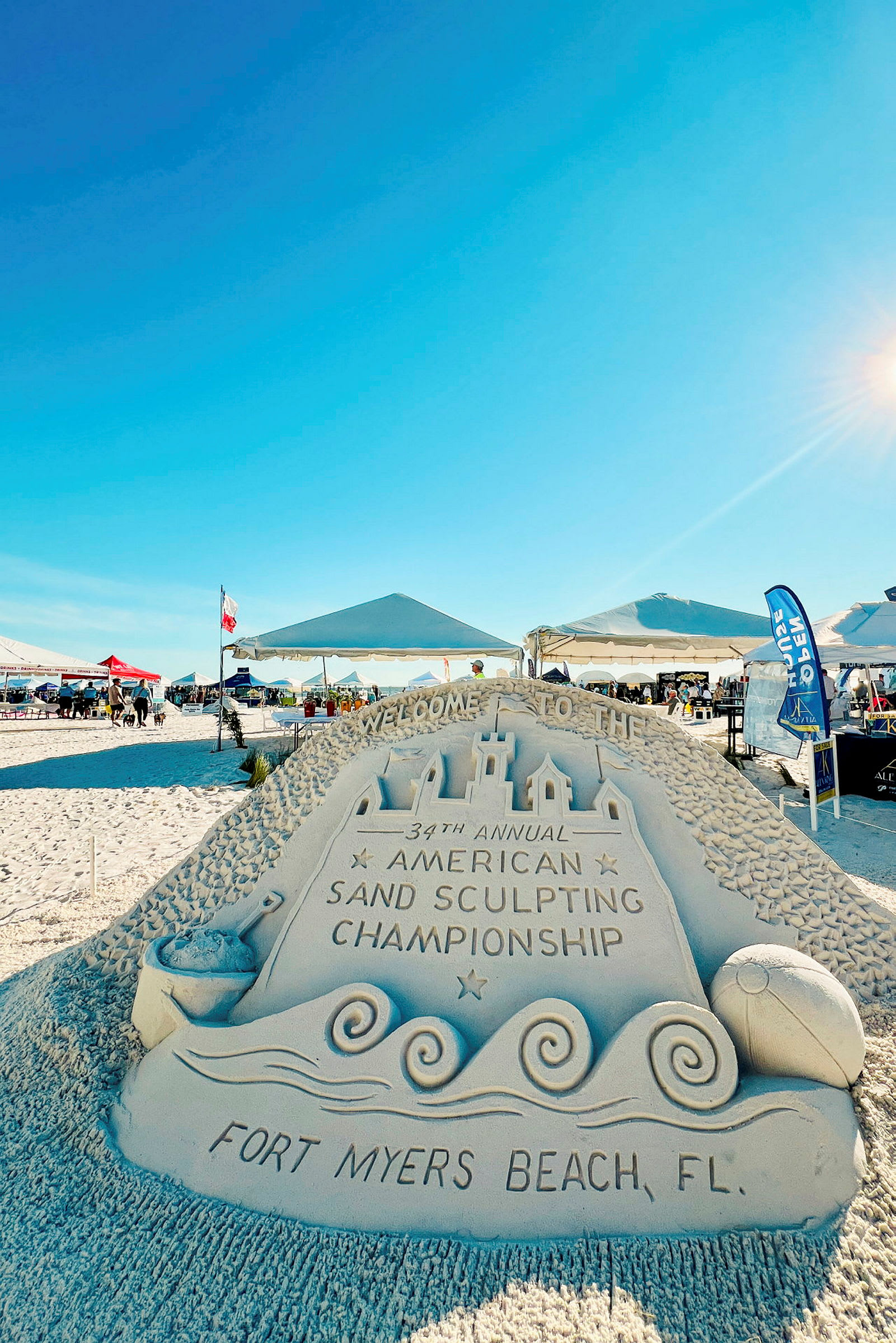Sandstatue med teksten 'Fort Myers Beach, FL' og 'American Sand Sculpting Championship'. (AI-generert tekst)