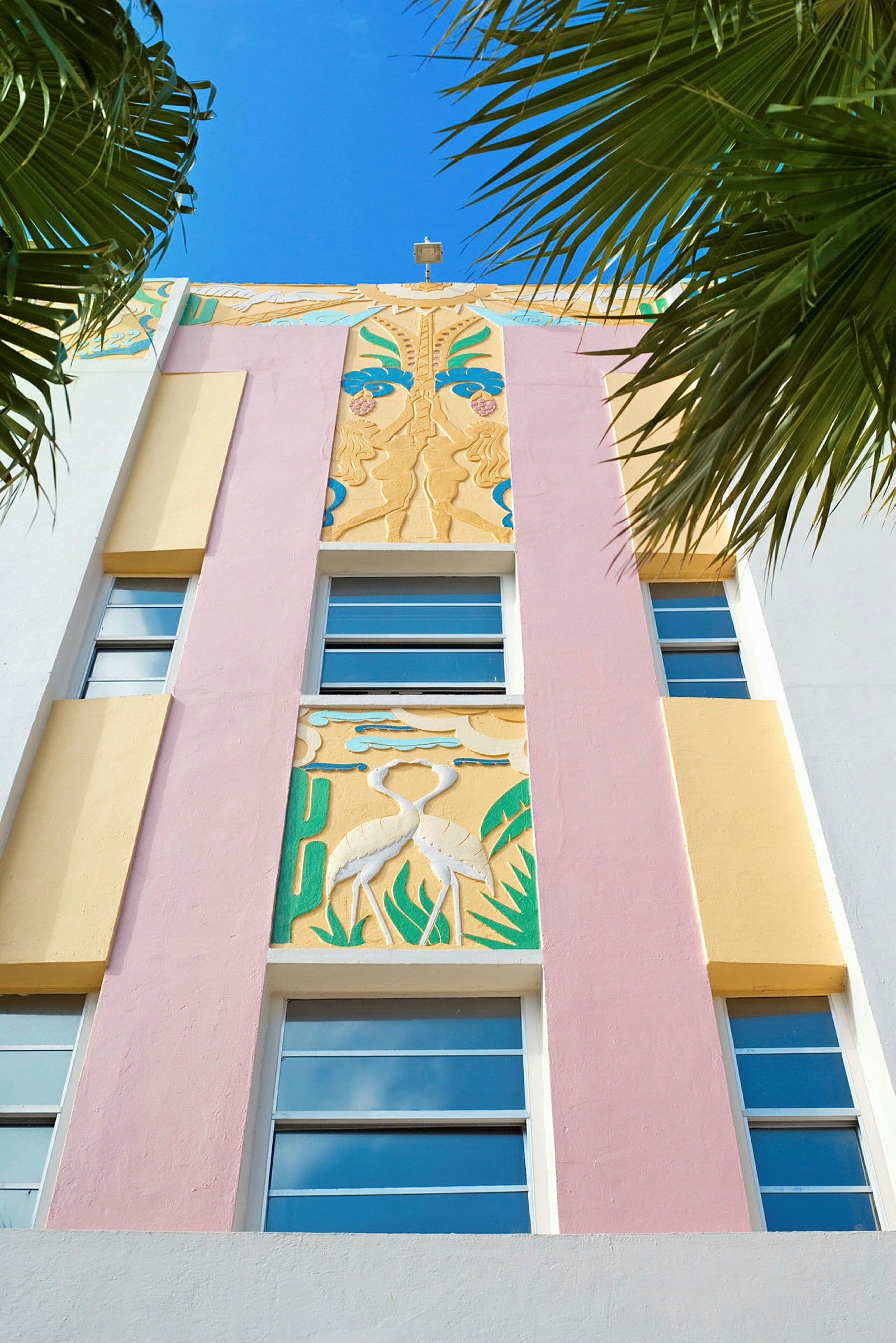 Art deco-arkitektur med geometriske og fargerike mønstre. (AI-generert tekst)