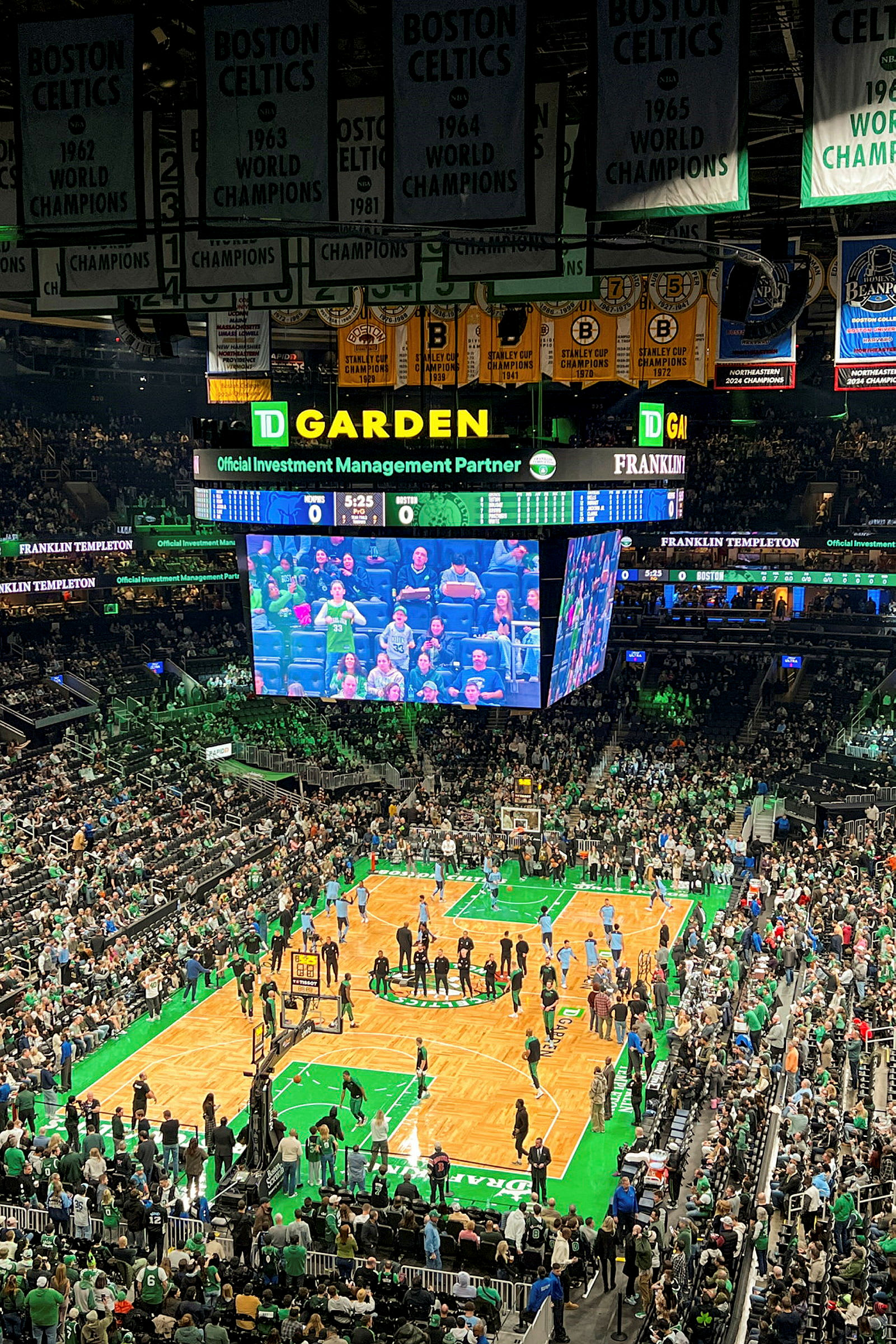 Basketballhall med spillere og publikum. (AI-generert tekst)