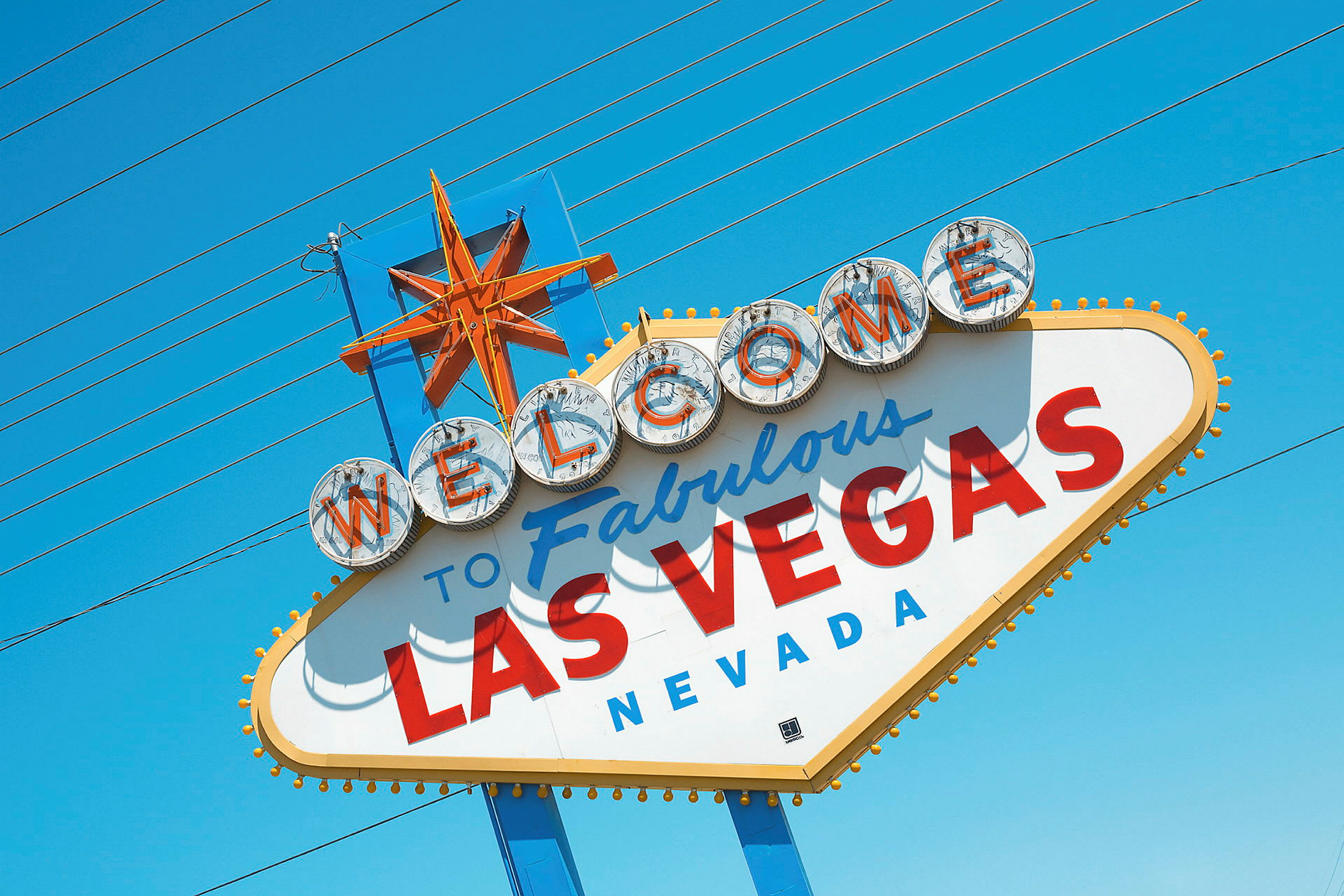 Et skilt med teksten "Welcome to Fabulous Las Vegas Nevada" mot en blå himmel. (AI-generert tekst)