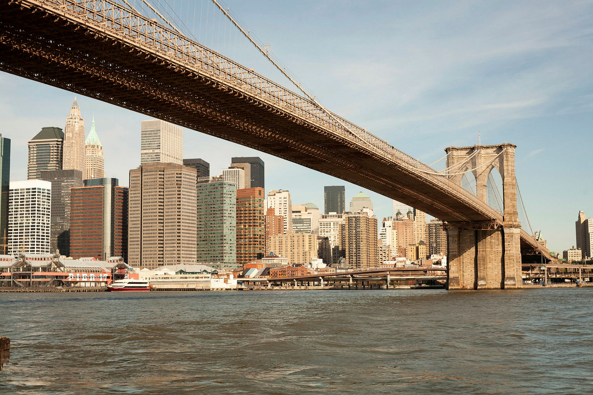 Brooklyn-broen over East River med skyskrapere i bakgrunnen. (AI-generert tekst)