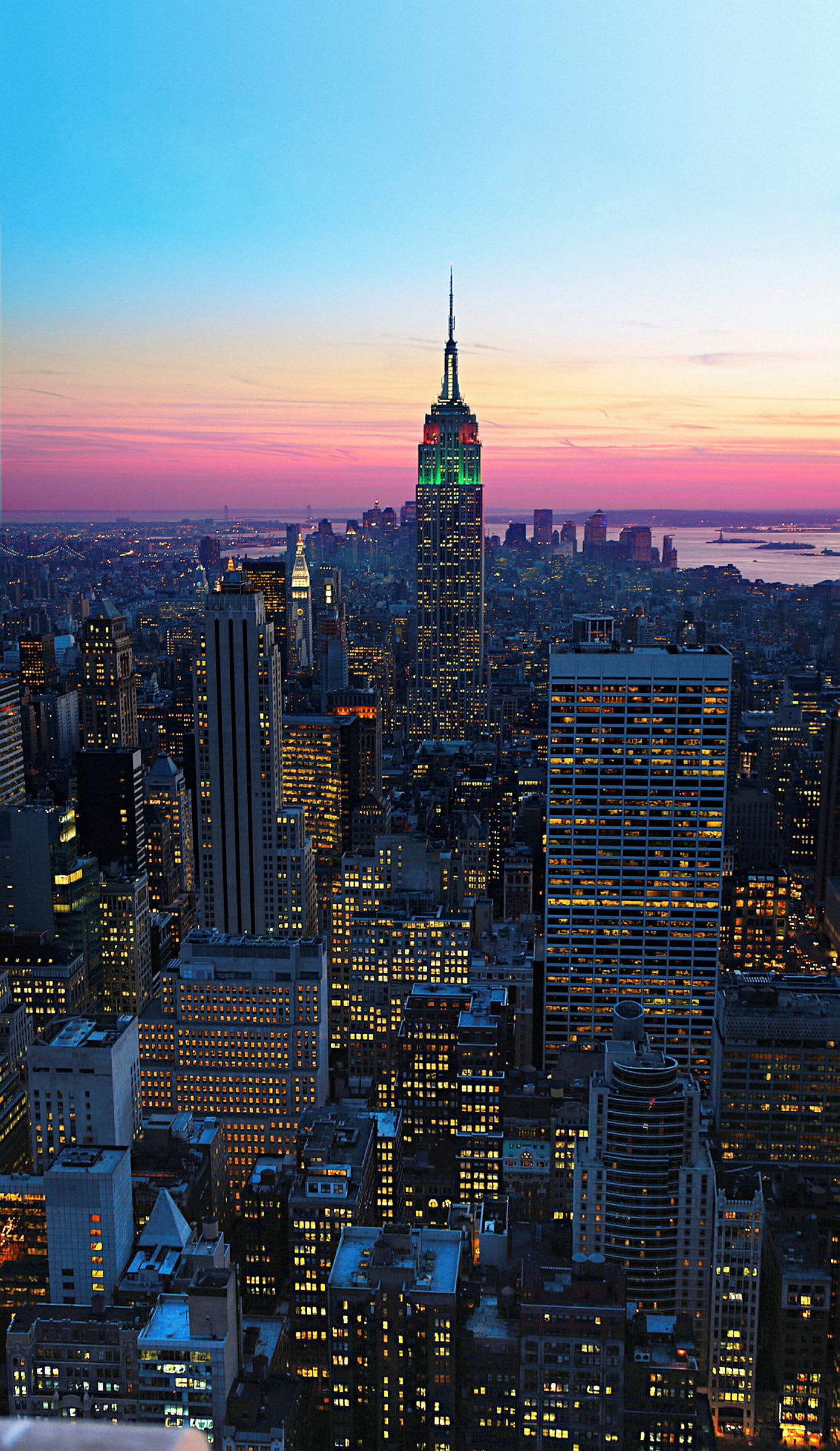 Utsikt over New York City med Empire State Building i sentrum ved solnedgang. (AI-generert tekst)