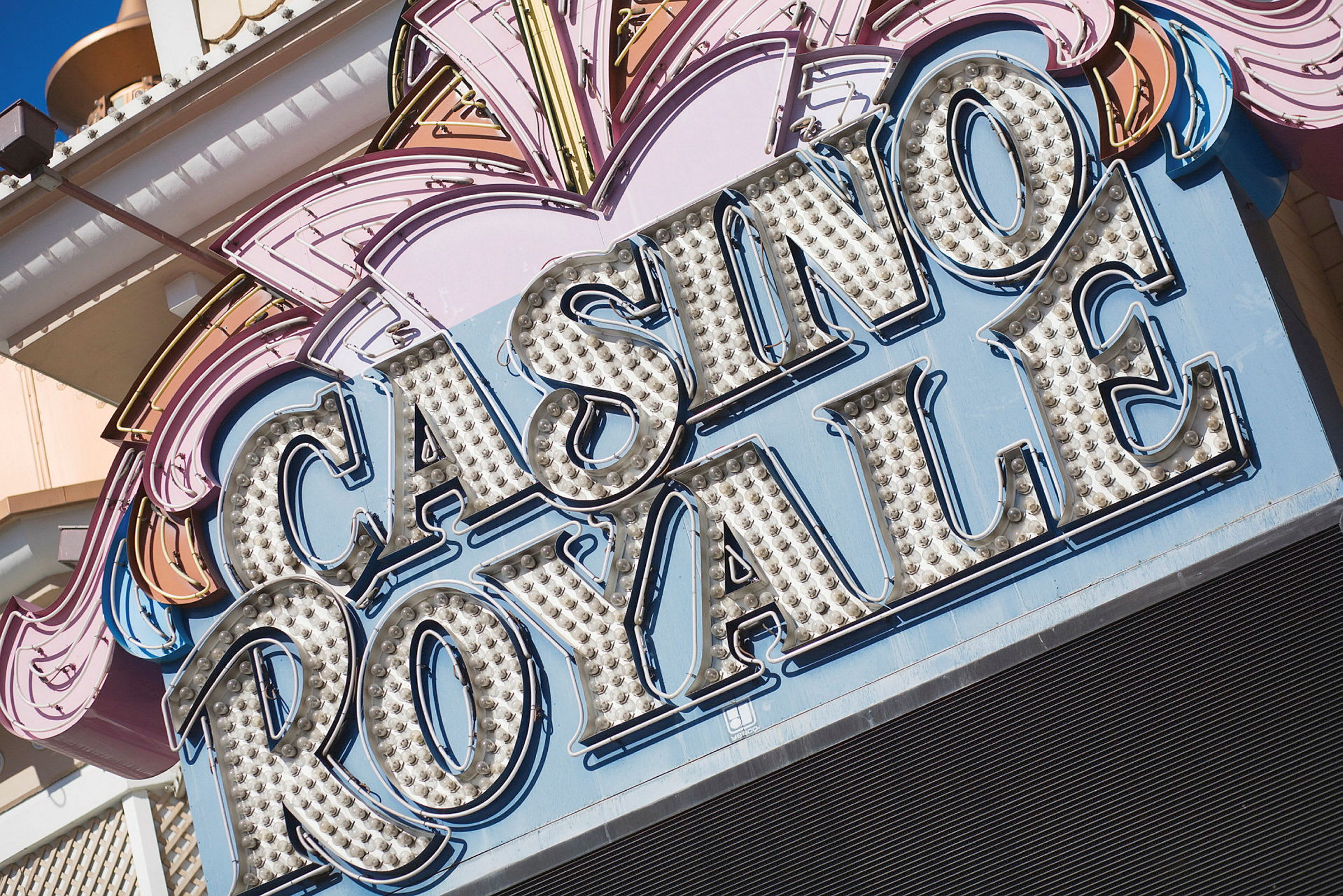 Skilt med teksten "Casino Royale" i lysdekorasjon. (AI-generert tekst)