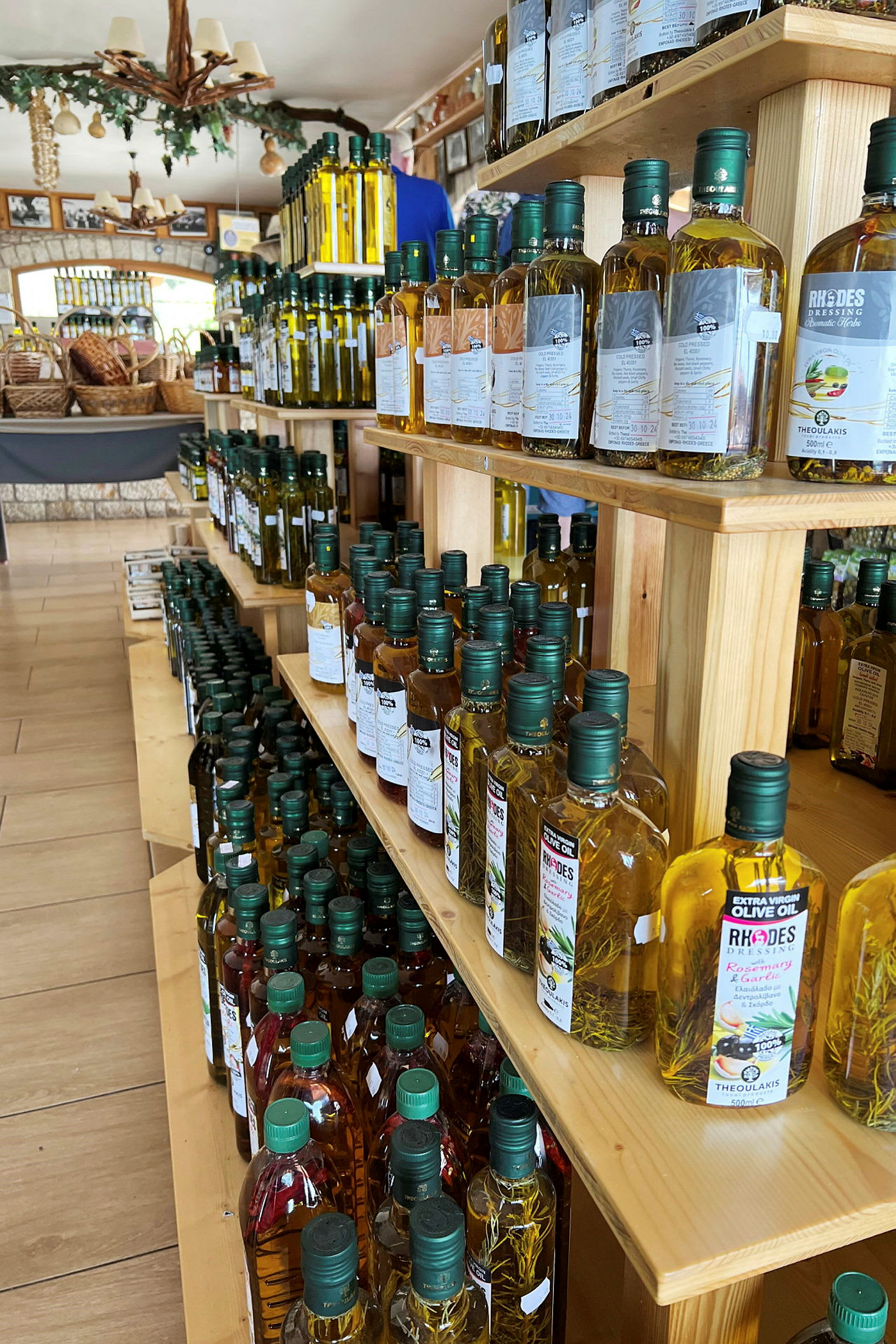 Hylle i en butikk fylt med flasker olivenolje og andre produkter. (AI-generert tekst)