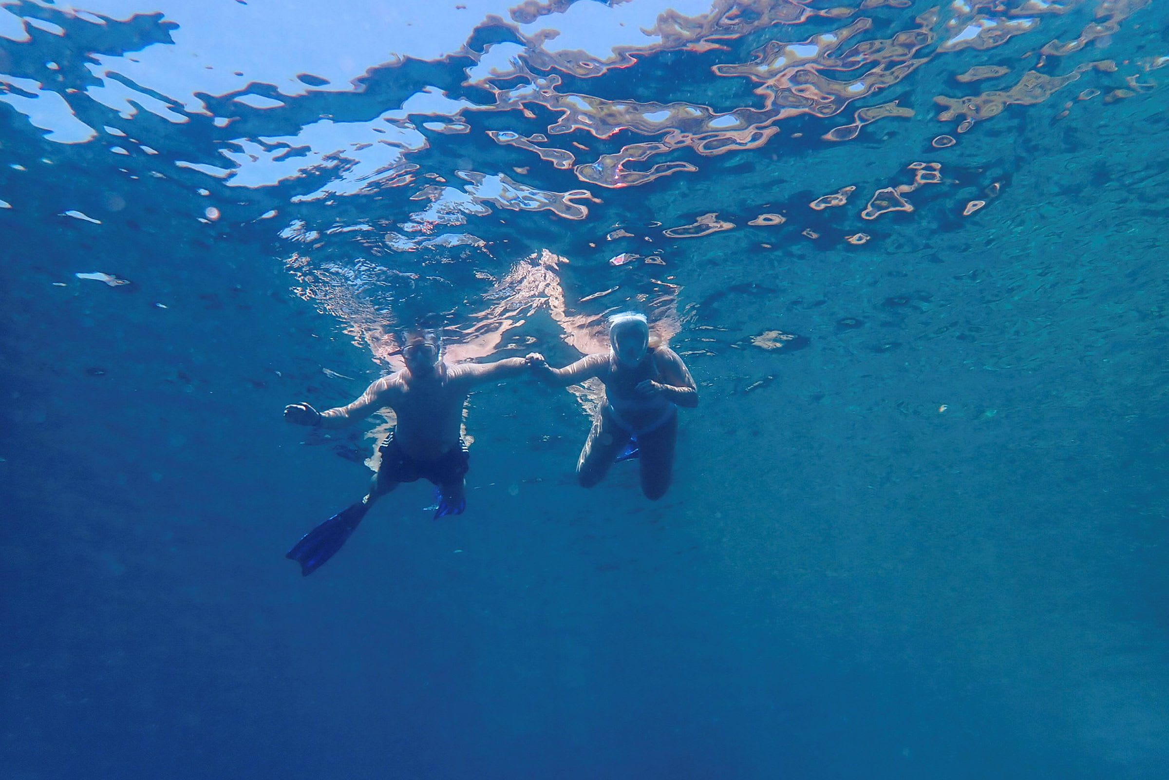 To personer som snorkler under vannoverflaten. (AI-generert tekst)