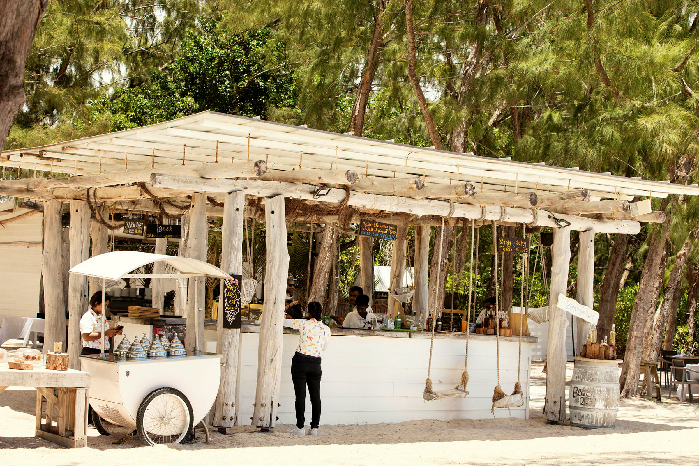 Strandbar med treinteriør og en iskremvogn. (AI-generert tekst)