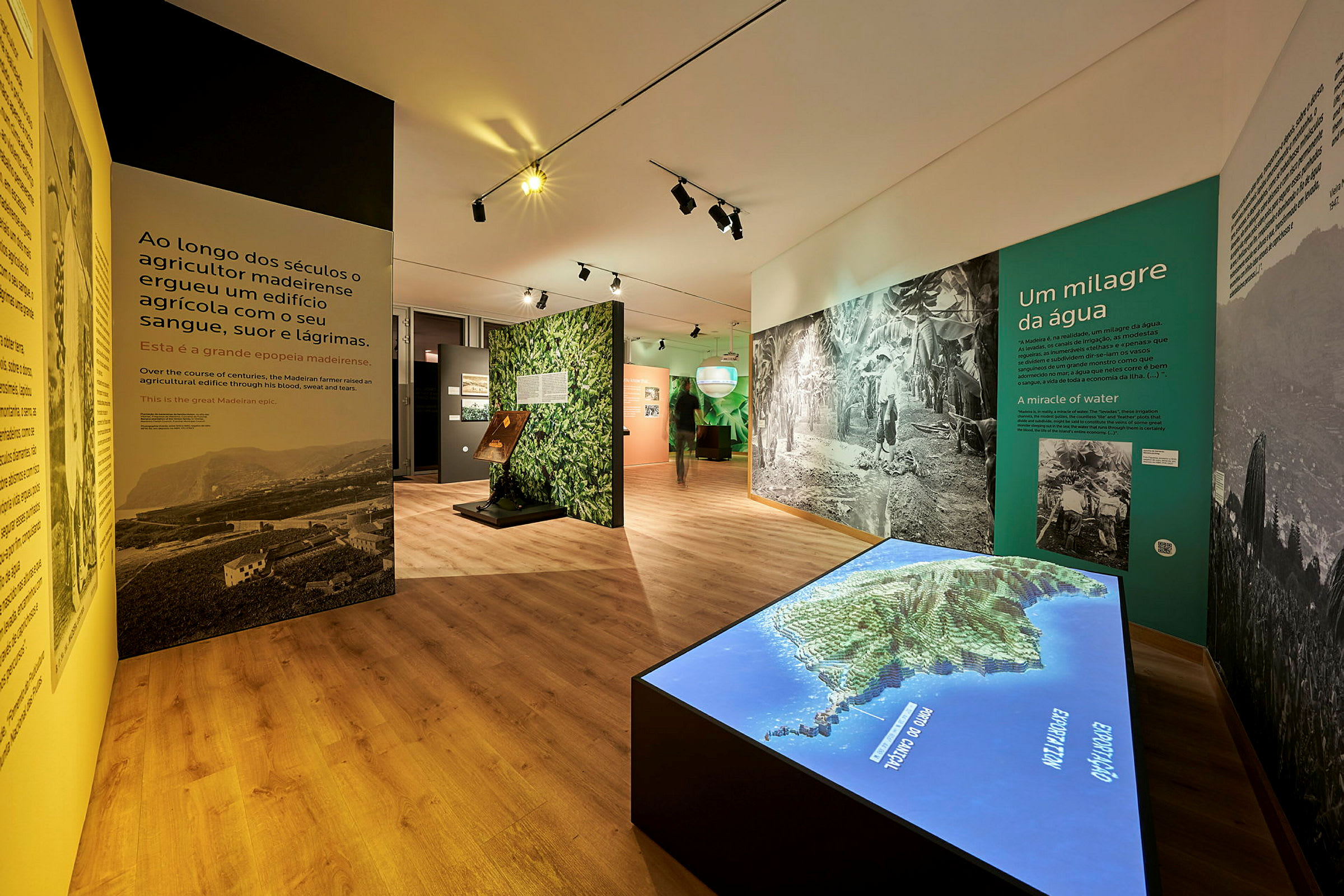 Et museum med interaktive utstillinger og informasjonsvegger om Madeiras jordbruk. (AI-generert tekst)