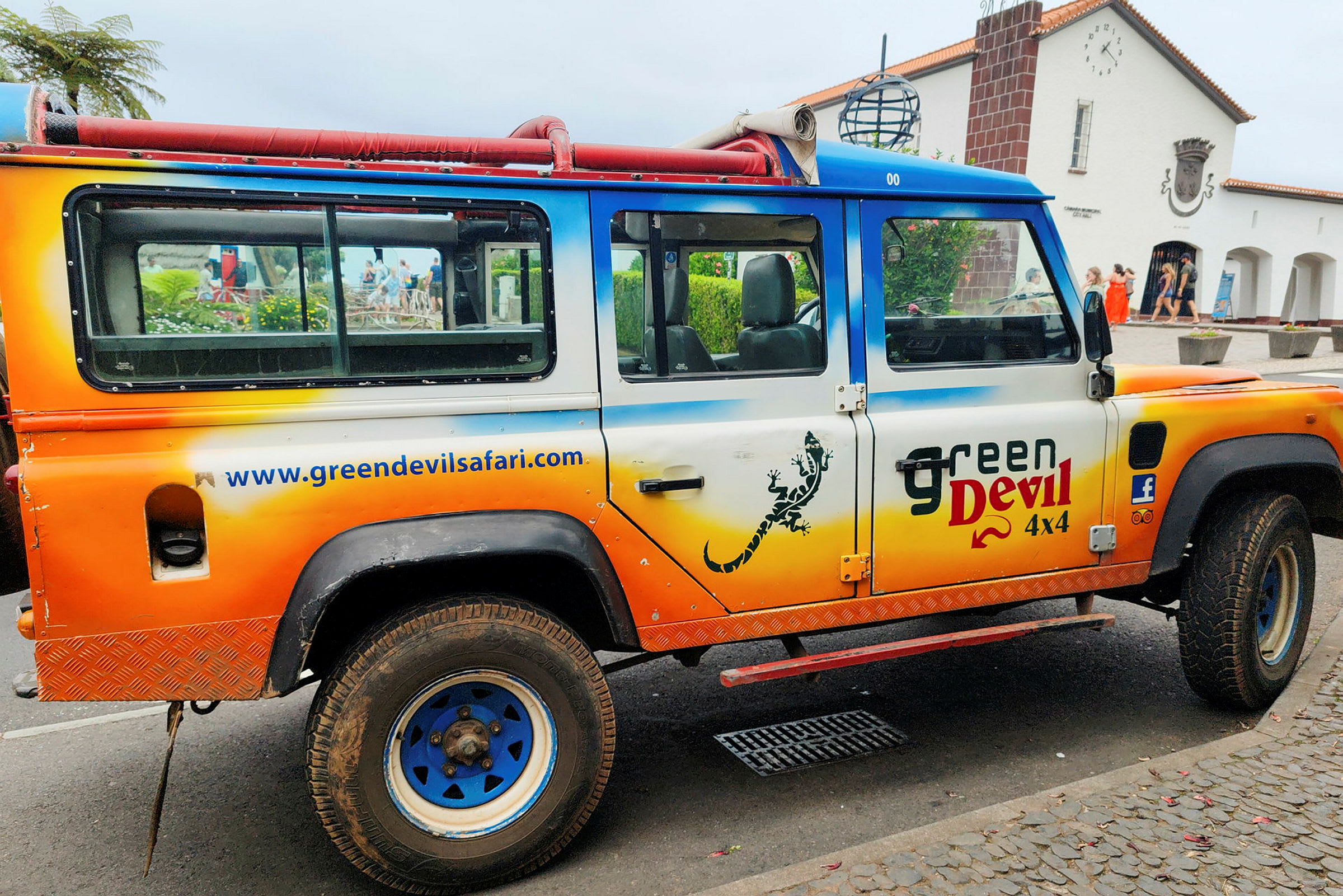 Firehjulsdrevet bil med fargerik design og teksten 'Green Devil Safari 4x4'. (AI-generert tekst)