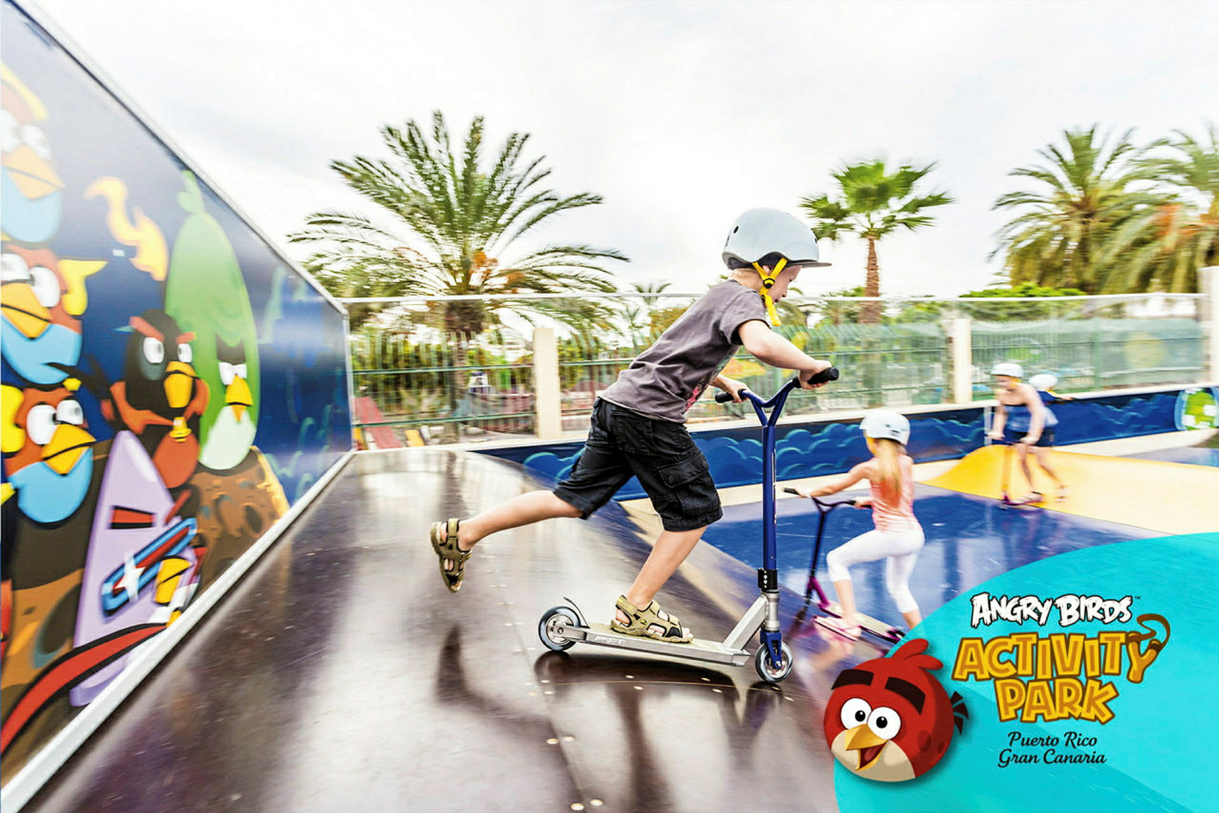 Person kjører sparkesykkel i Angry Birds Activity Park i Puerto Rico, Gran Canaria. (AI-generert tekst)