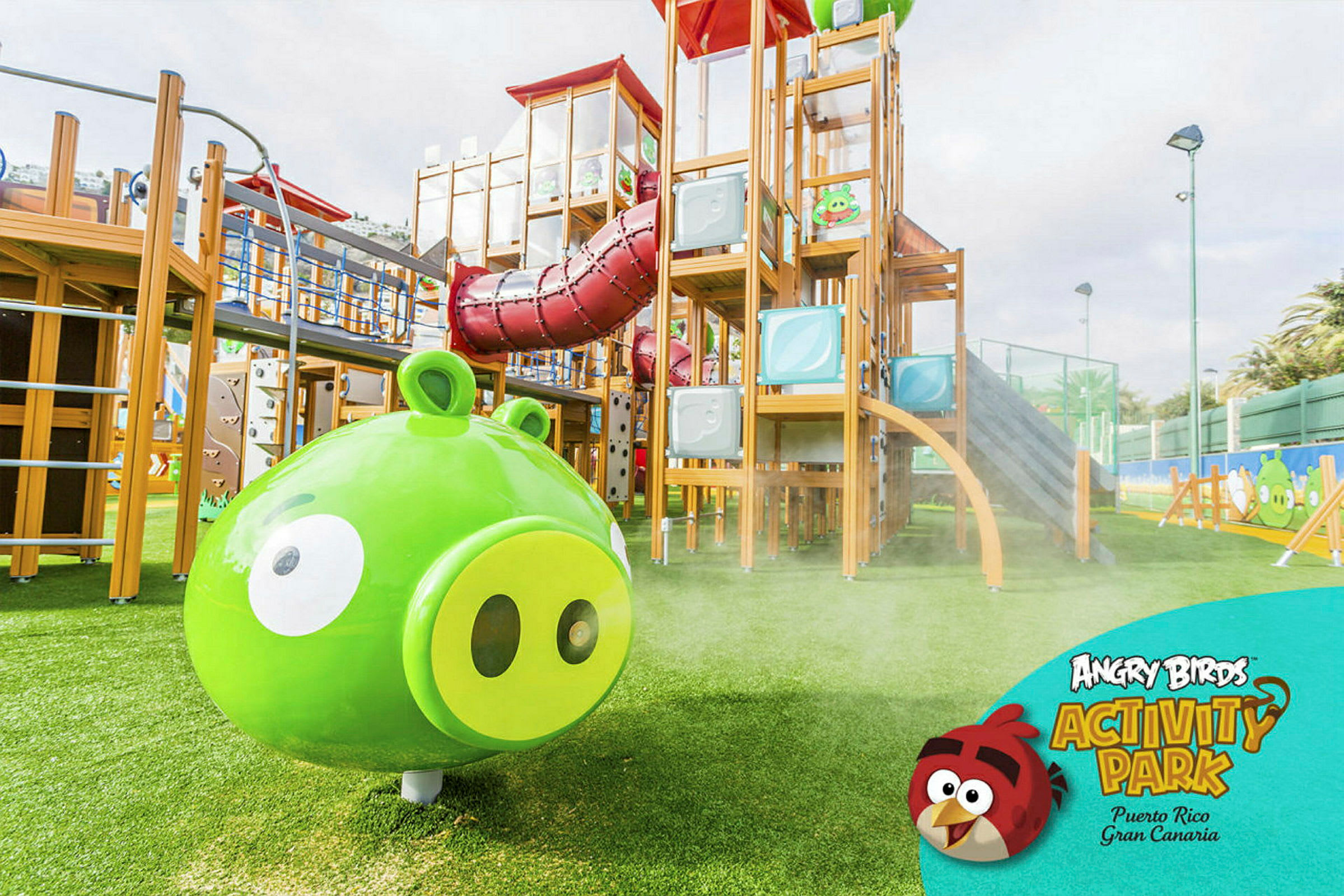 Lekeplass inspirert av Angry Birds med grønt gress og figurer. (AI-generert tekst)