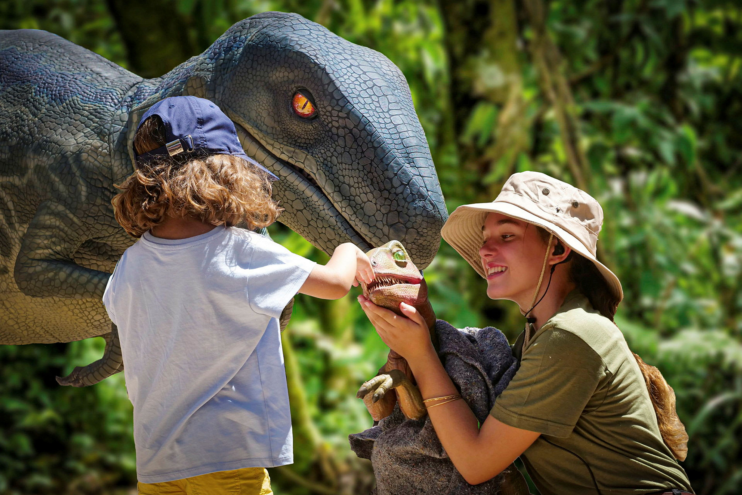 Et barn møter en modell av en dinosaur og et mindre lekedyr i et naturlig miljø. (AI-generert tekst)