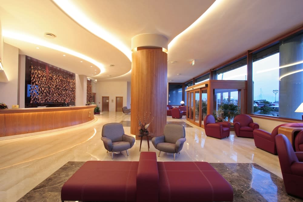 Lobby-lounge