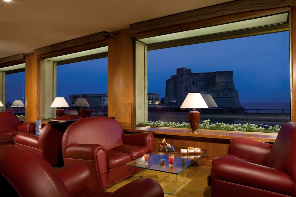 Lobby-lounge