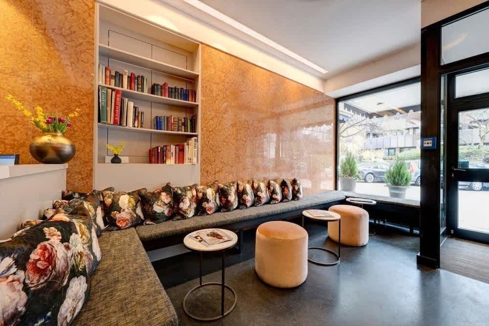 Lobby-lounge