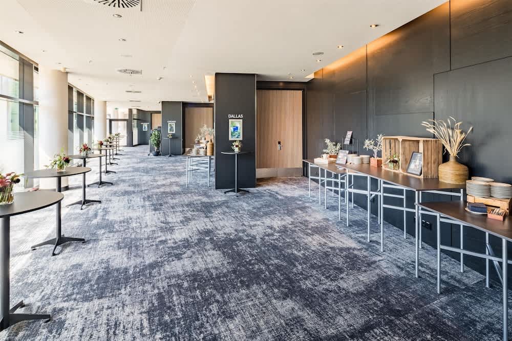Lobby-lounge