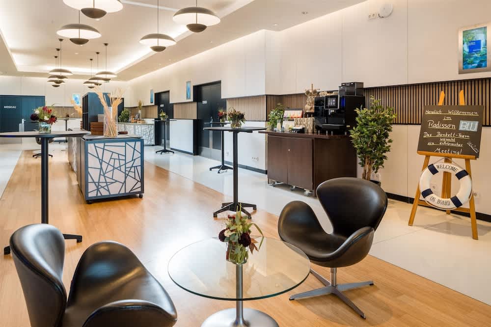 Lobby-lounge