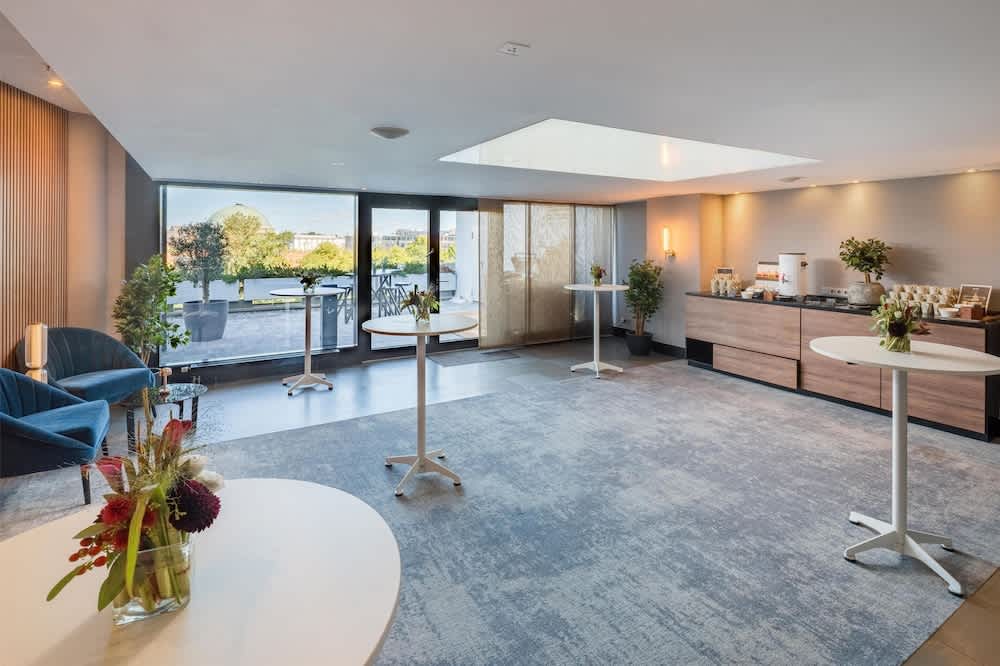 Lobby-lounge