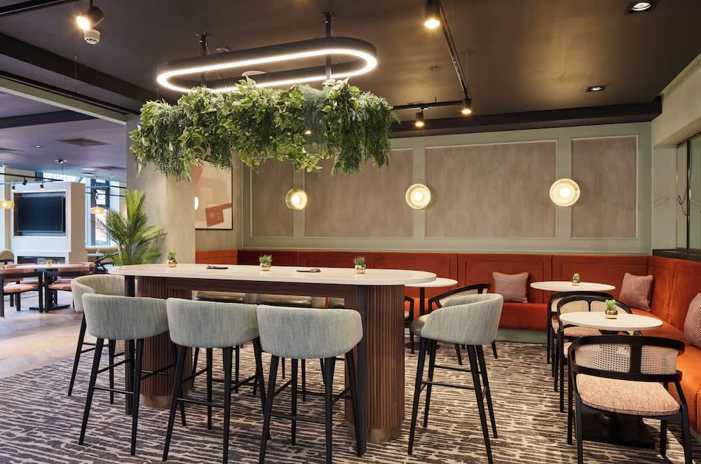 Lobby-lounge