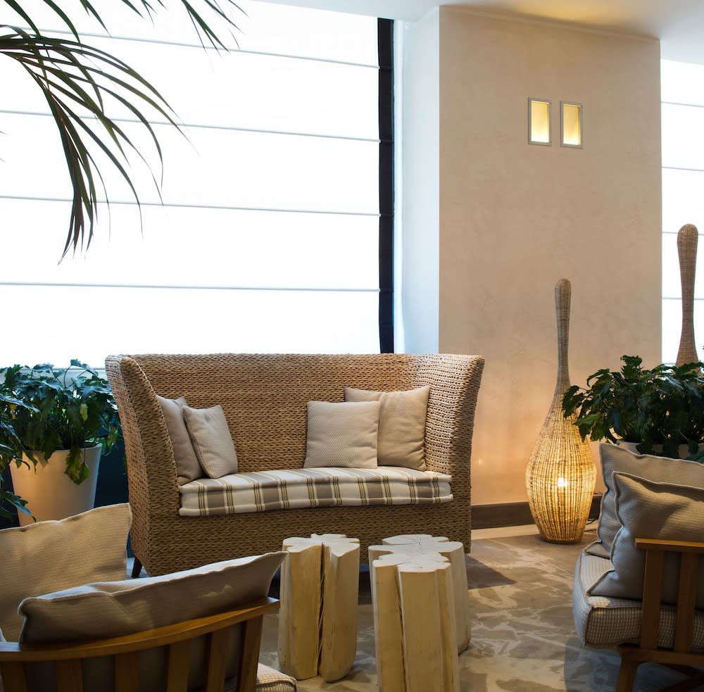 Lobby-lounge