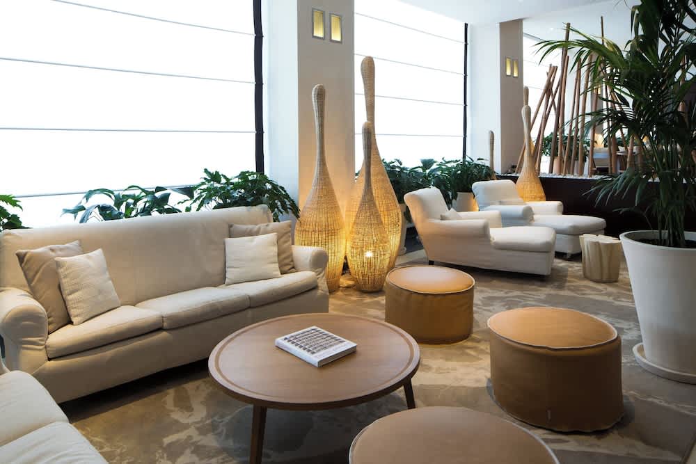 Lobby-lounge