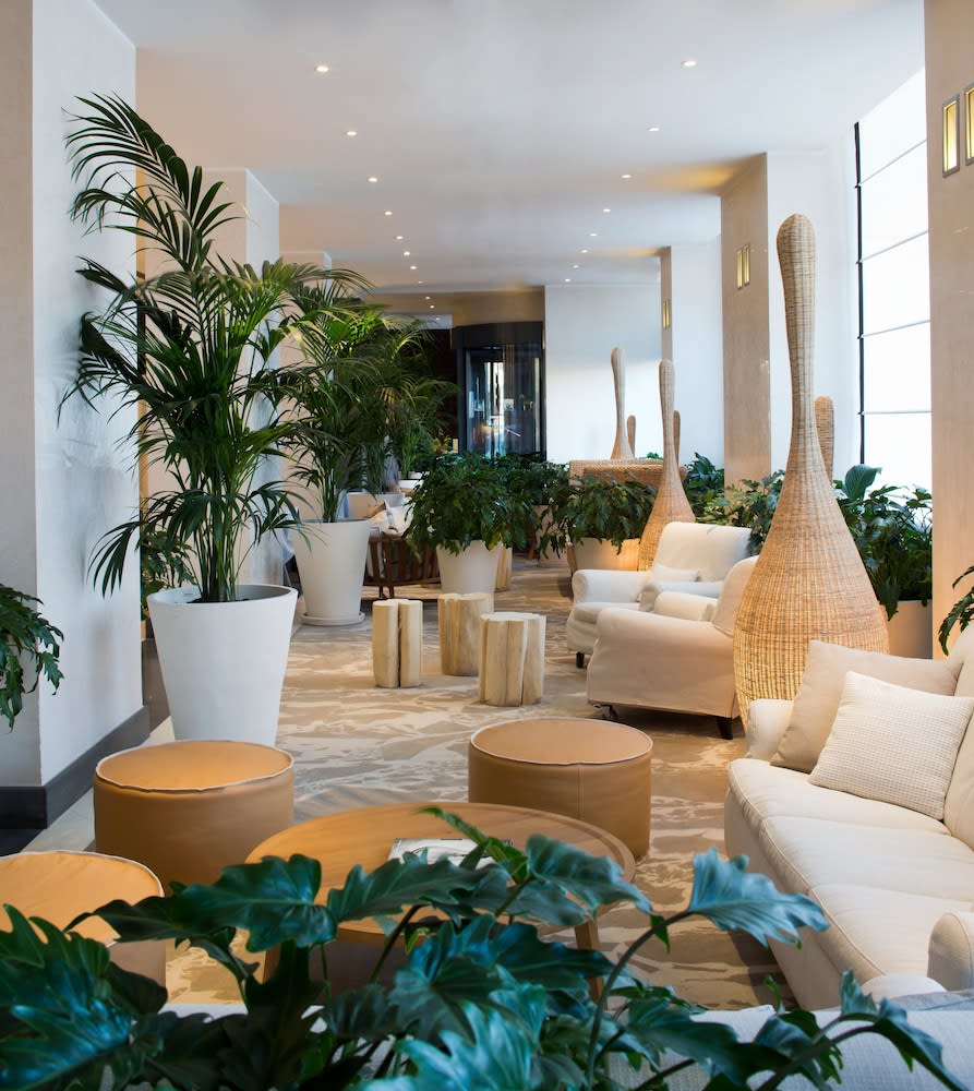 Lobby-lounge